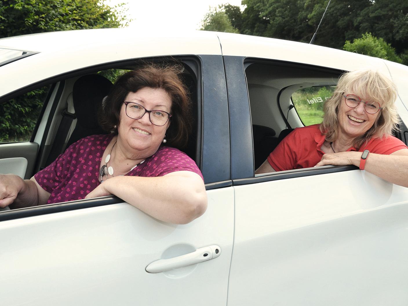 Bieten soziale mobile Schuldnerberatung an (v.l.): Andrea Zens und Annette Schäfer. (c) Caritasverband für die Region Eifel