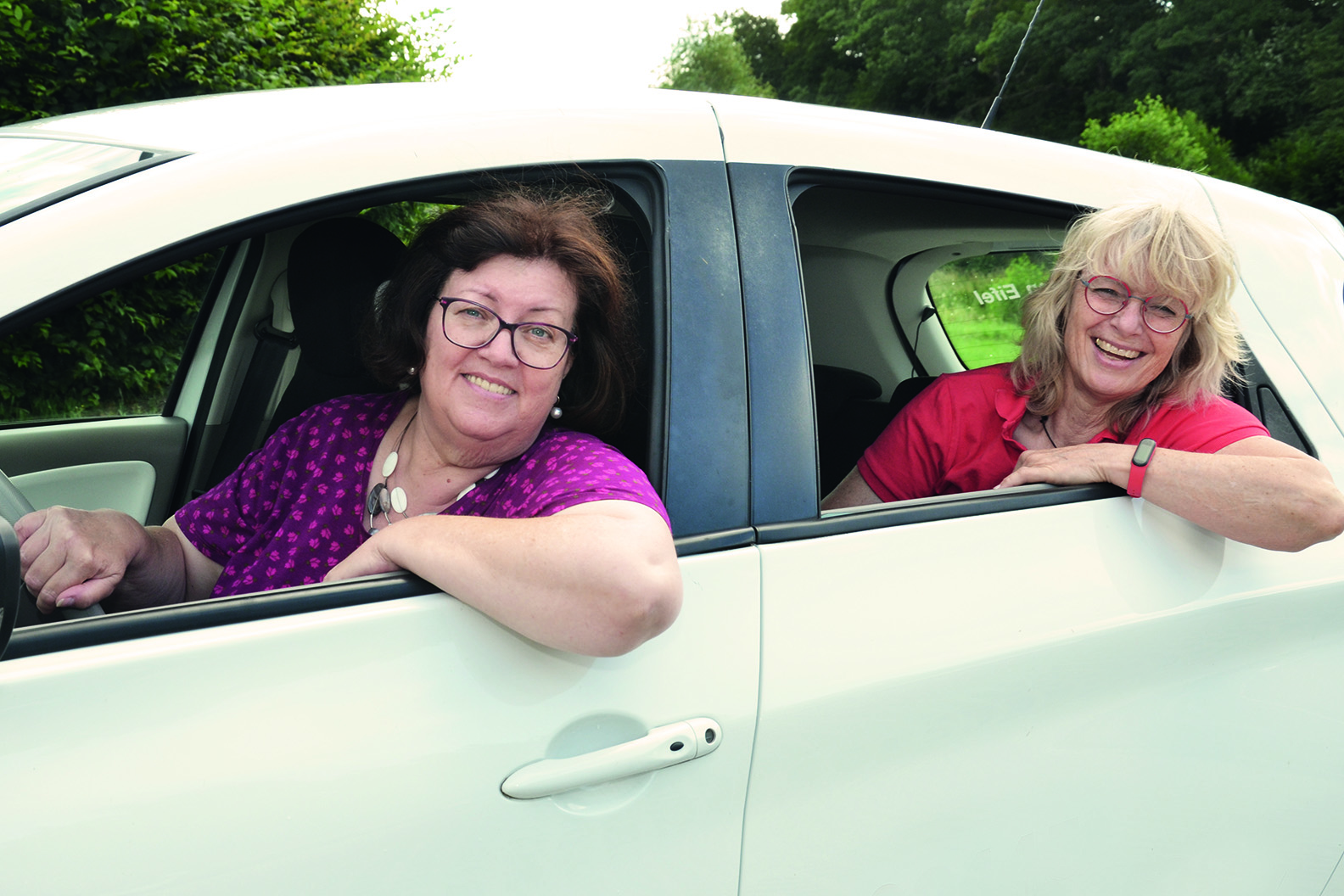 Bieten soziale mobile Schuldnerberatung an (v.l.): Andrea Zens und Annette Schäfer. (c) Caritasverband für die Region Eifel