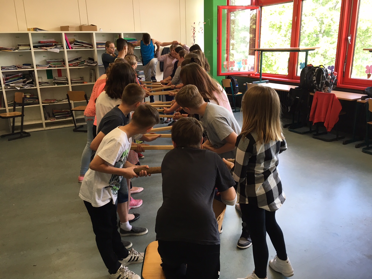 Zweimal pro Woche sind Hella Saternus und ihre Kolleginnen für zwei Schulstunden in der Realschule und ermöglichen den Kindern, anders zu lernen.