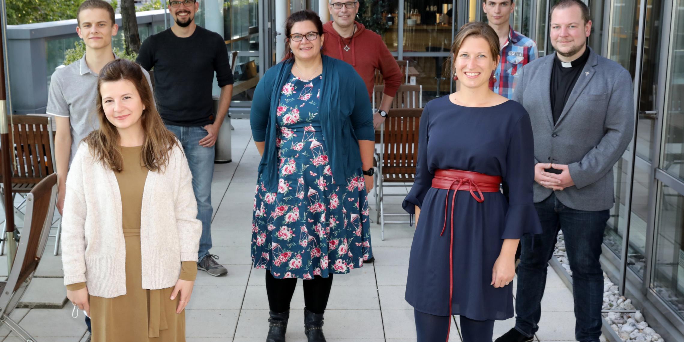 Engagieren sich in der Basis-AG „Leben und Glauben von Jugendlichen und jungen Erwachsenen“: Mirjam Tannenbaum, Karina Siegers (vordere Reihe v.l.), Benedict Peters, Sabine Bischof, Pfarrer Thomas Schlütter (mittlere Reihe v.l.), Dominik Kraues, Pfarrer Achim Köhler und Tom Tauer (hintere Reihe v.l.)