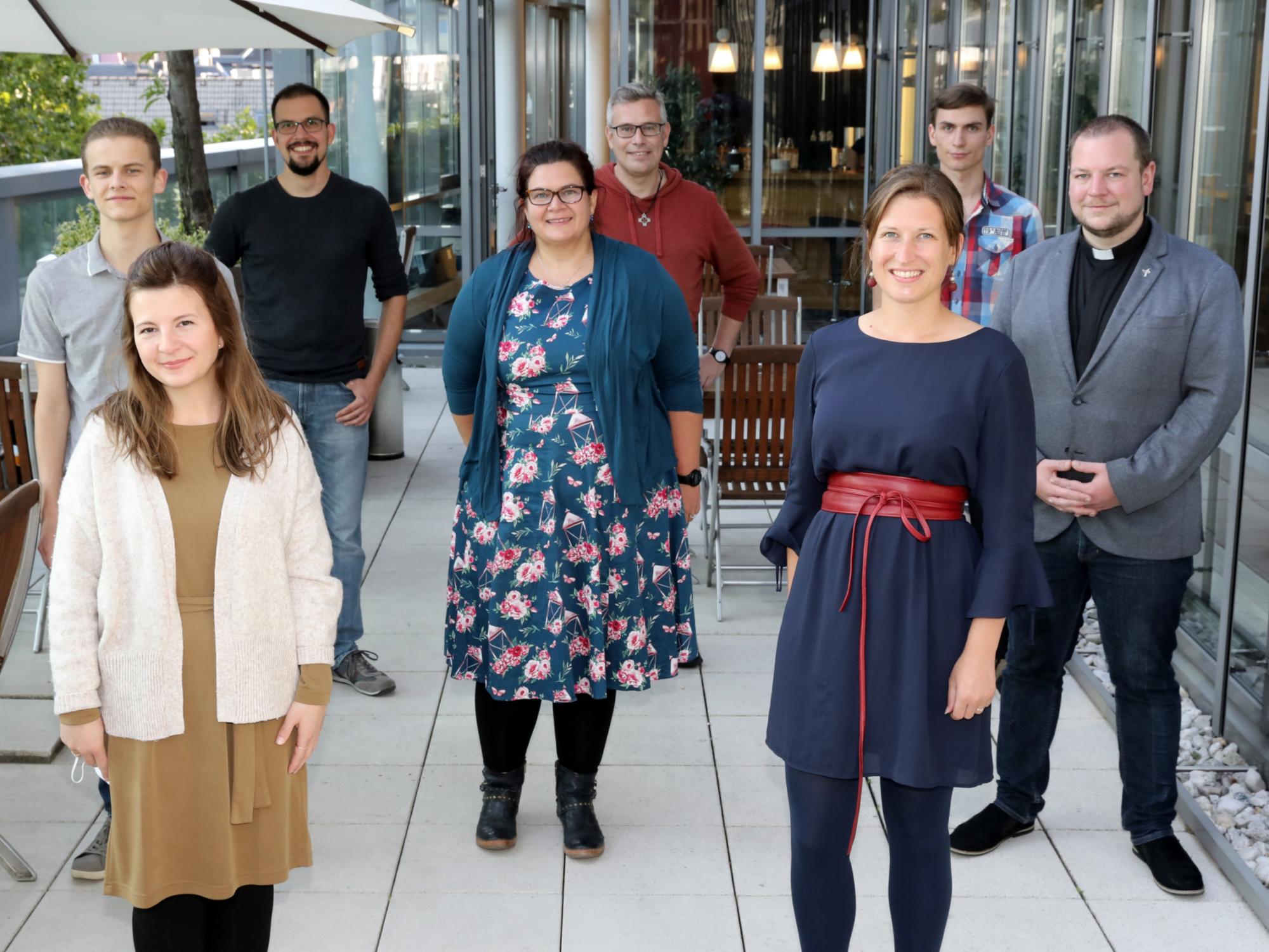 Engagieren sich in der Basis-AG „Leben und Glauben von Jugendlichen und jungen Erwachsenen“: Mirjam Tannenbaum, Karina Siegers (vordere Reihe v.l.), Benedict Peters, Sabine Bischof, Pfarrer Thomas Schlütter (mittlere Reihe v.l.), Dominik Kraues, Pfarrer Achim Köhler und Tom Tauer (hintere Reihe v.l.)