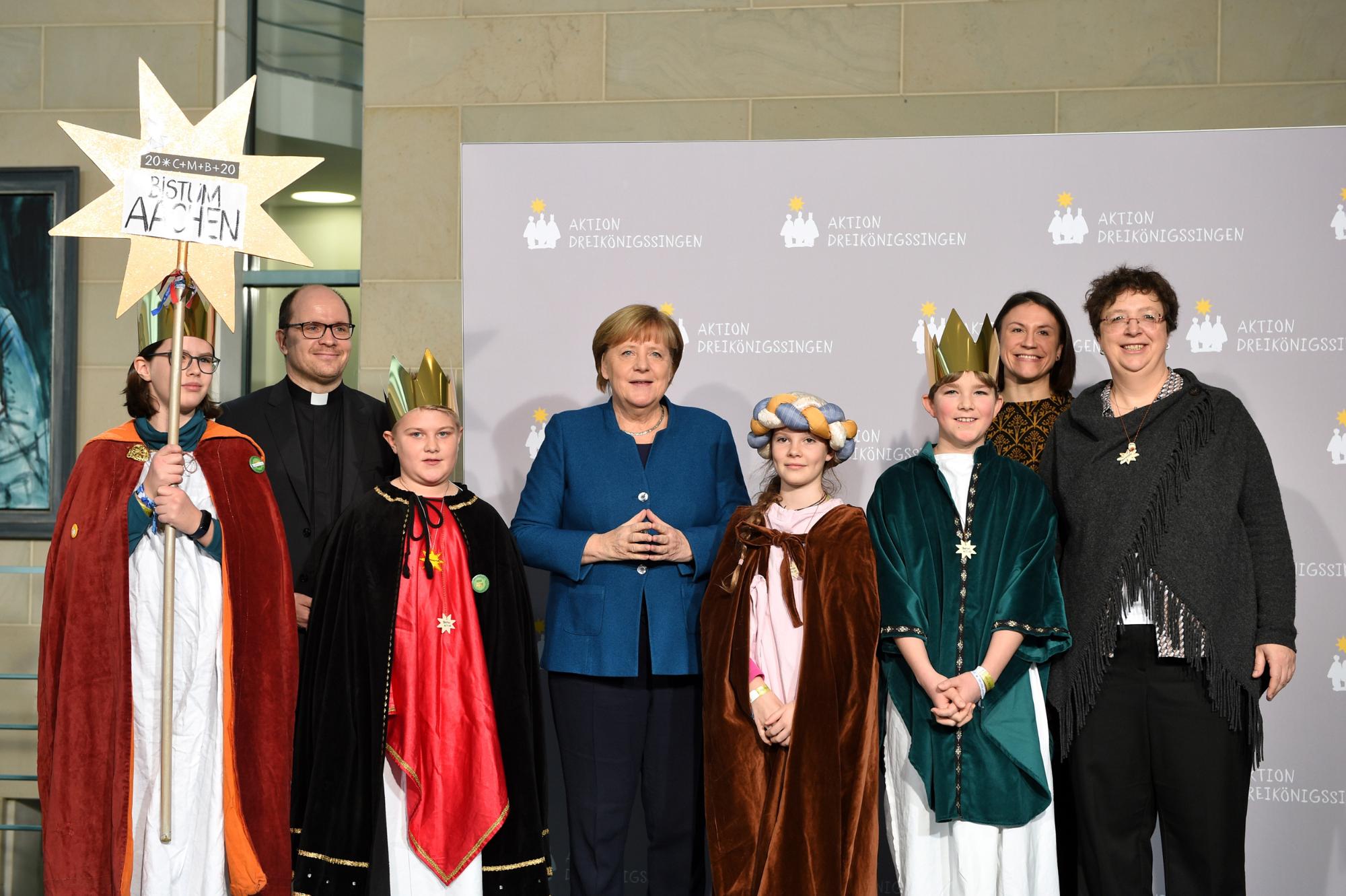 Die Sternsinger Lasse (11), Katharina (11), Niclas (10) und Katharina (11) sowie Begleiterin Heike Welters aus der Gemeinde St. Peter in Brüggen-Born vertraten das Bistum Aachen am Dienstag beim Sternsinger-Empfang von Bundeskanzlerin Angela Merkel zur 62. Aktion Dreikönigssingen. Zum Gruppenfoto mit der Kanzlerin stellten sie sich gemeinsam mit Pfarrer Dirk Bingener, Präsident des Kindermissionswerks ‚Die Sternsinger‘, und Lisi Maier, Bundesvorsitzende des Bundes der Deutschen Katholischen Jugend (BDKJ), im Bundeskanzleramt auf.