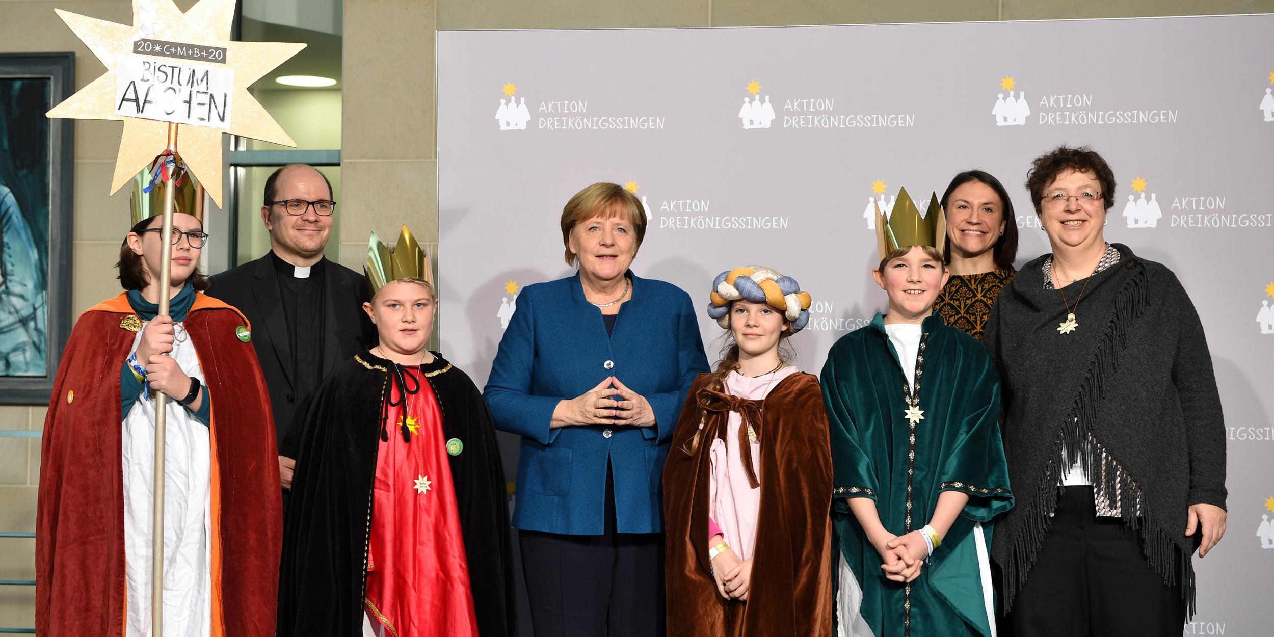 Die Sternsinger Lasse (11), Katharina (11), Niclas (10) und Katharina (11) sowie Begleiterin Heike Welters aus der Gemeinde St. Peter in Brüggen-Born vertraten das Bistum Aachen am Dienstag beim Sternsinger-Empfang von Bundeskanzlerin Angela Merkel zur 62. Aktion Dreikönigssingen. Zum Gruppenfoto mit der Kanzlerin stellten sie sich gemeinsam mit Pfarrer Dirk Bingener, Präsident des Kindermissionswerks ‚Die Sternsinger‘, und Lisi Maier, Bundesvorsitzende des Bundes der Deutschen Katholischen Jugend (BDKJ), im Bundeskanzleramt auf.