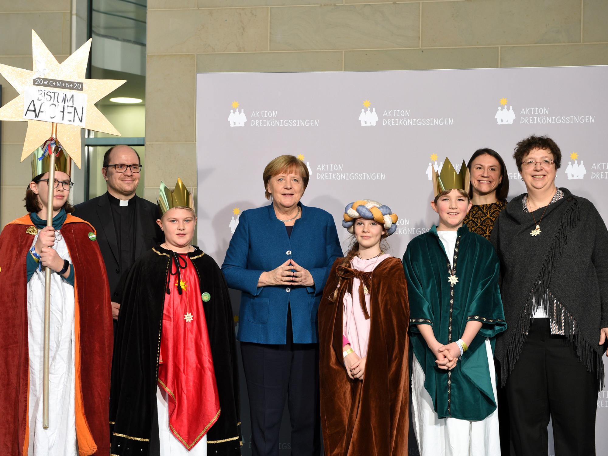 Die Sternsinger Lasse (11), Katharina (11), Niclas (10) und Katharina (11) sowie Begleiterin Heike Welters aus der Gemeinde St. Peter in Brüggen-Born vertraten das Bistum Aachen am Dienstag beim Sternsinger-Empfang von Bundeskanzlerin Angela Merkel zur 62. Aktion Dreikönigssingen. Zum Gruppenfoto mit der Kanzlerin stellten sie sich gemeinsam mit Pfarrer Dirk Bingener, Präsident des Kindermissionswerks ‚Die Sternsinger‘, und Lisi Maier, Bundesvorsitzende des Bundes der Deutschen Katholischen Jugend (BDKJ), im Bundeskanzleramt auf.