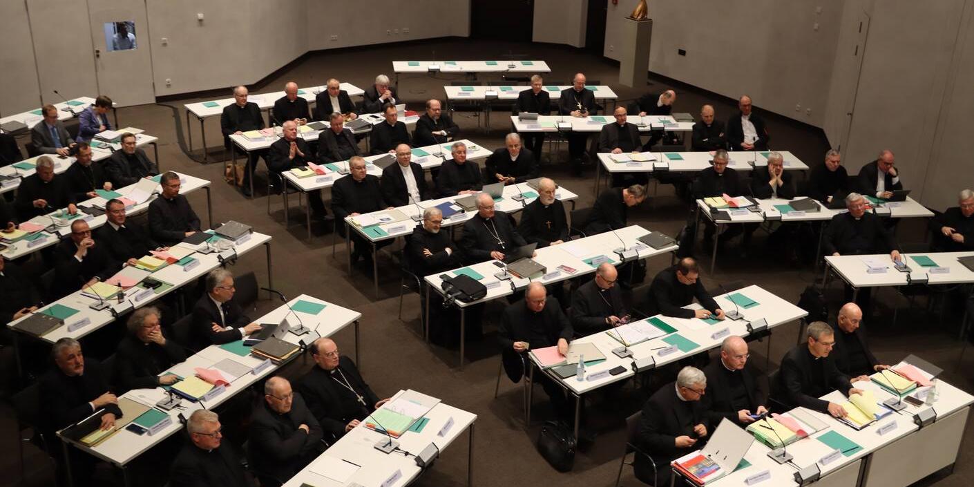 Zur Vollversammlung, dem obersten Gremium der Deutschen Bischofskonferenz, treffen sich alle katholischen Orts- und Weihbischöfe in Deutschland und der Apostolische Exarch der Ukrainer regelmäßig im Frühjahr und im Herbst.