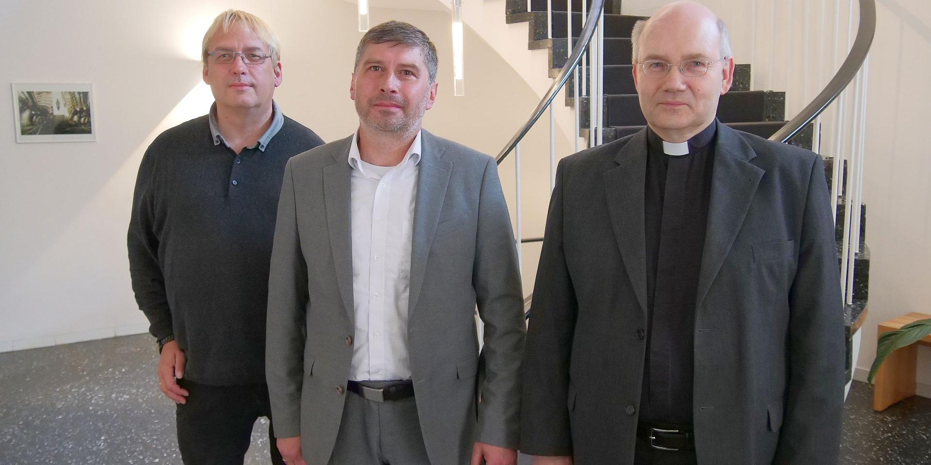 Andreas Funke, Pfarrer Mykola Pavlyk, Bischof Dr. Helmut Dieser (v.l.)