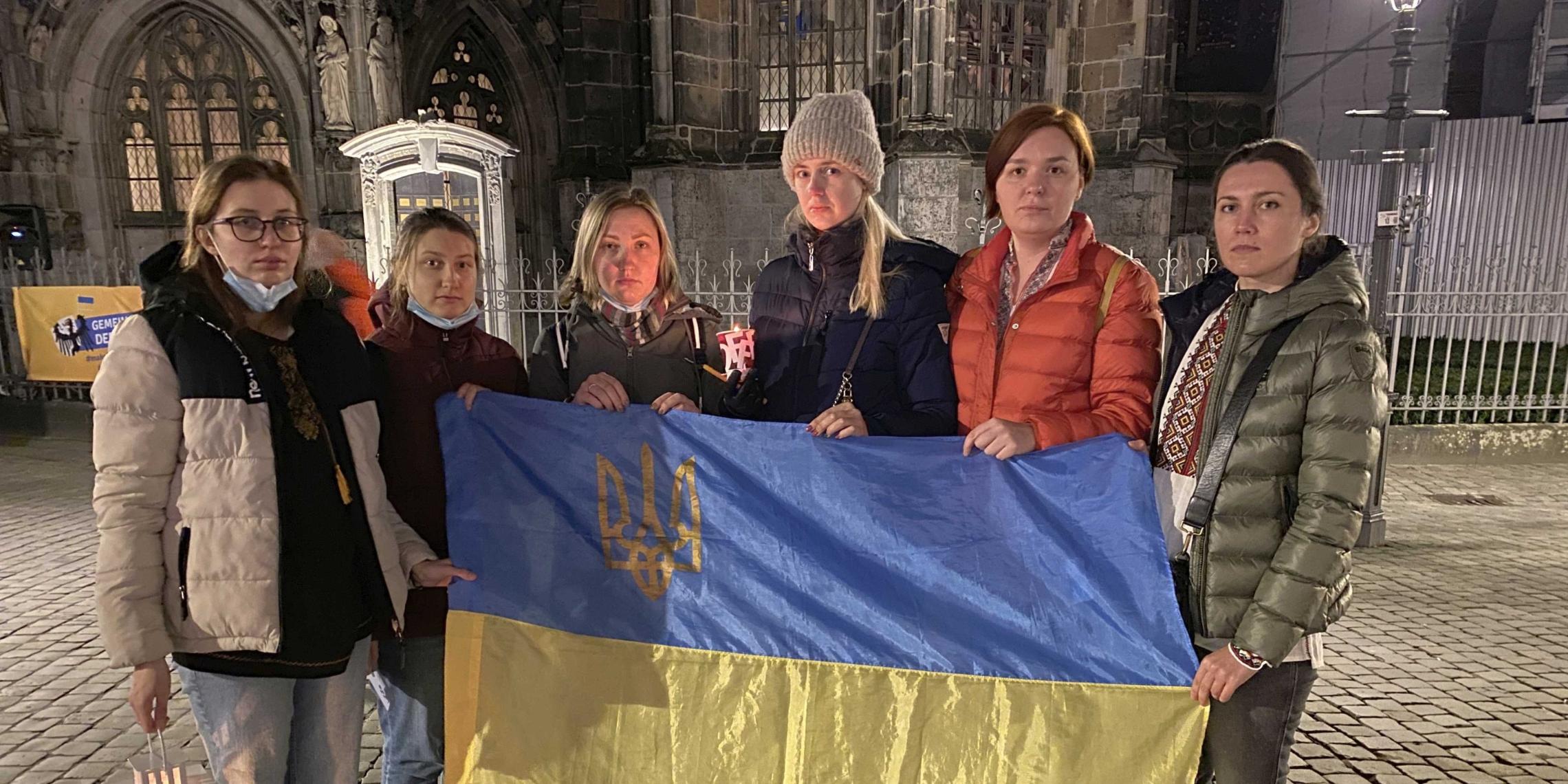 Am vergangenen Mittwoch hat Marija Schulmeyer, ganz links im Bild, mit anderen ukrainischen Frauen beim Abschlussgebet nach dem traditonellen Aschermittwochsgottesdienst im Aachener Dom über die Lage in ihrem Land berichtet und ihre Ängsten und Sorgen, aber auch ihre Hoffnung zum Ausdruck gebracht.