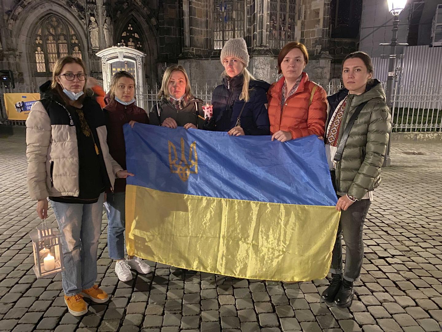 Am vergangenen Mittwoch hat Marija Schulmeyer, ganz links im Bild, mit anderen ukrainischen Frauen beim Abschlussgebet nach dem traditonellen Aschermittwochsgottesdienst im Aachener Dom über die Lage in ihrem Land berichtet und ihre Ängsten und Sorgen, aber auch ihre Hoffnung zum Ausdruck gebracht. (c) Domkapitel Aachen - Daniela Lövenich