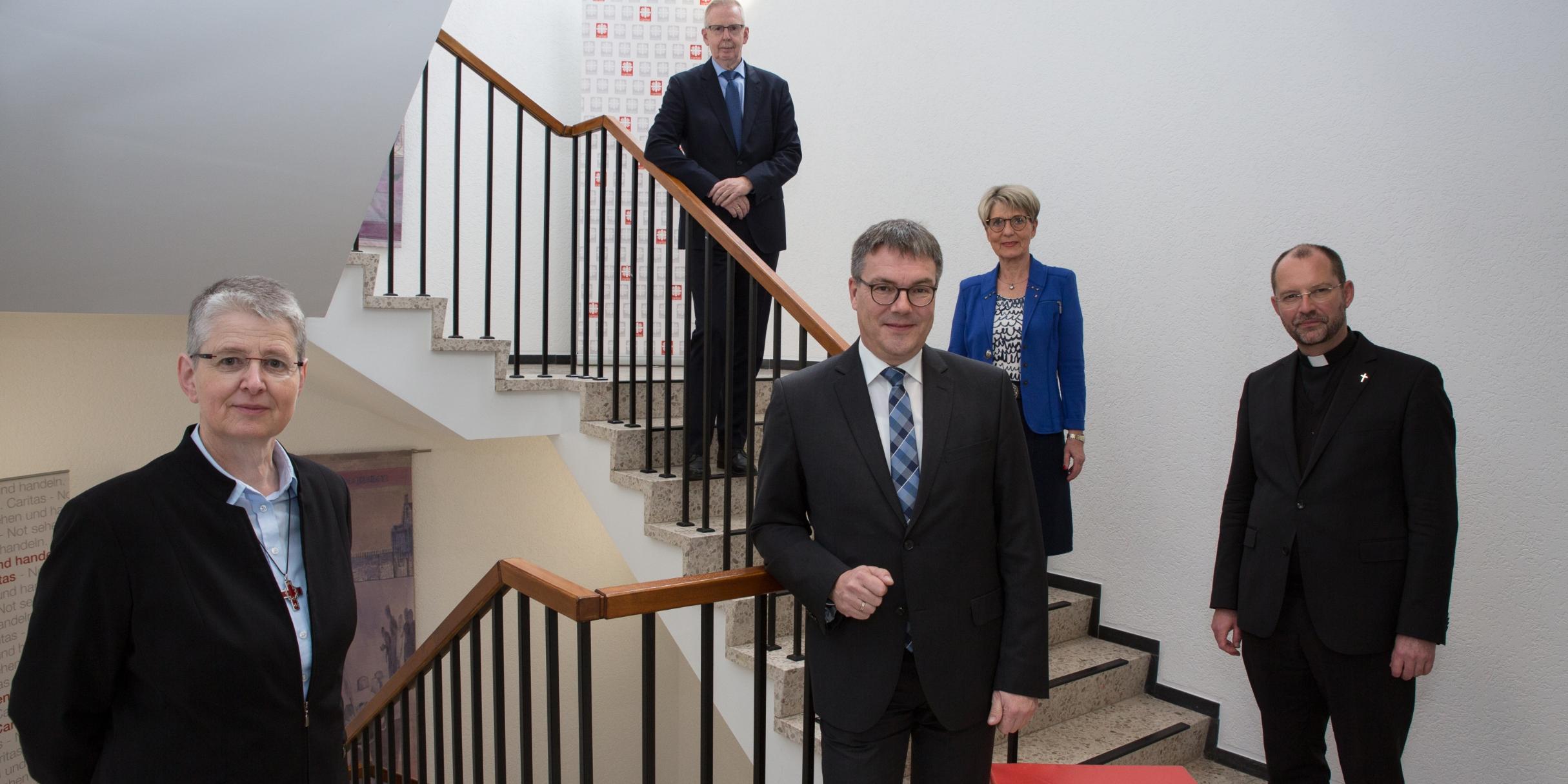 Der künftige Diözesancaritasdirektor im Bistum Aachen Stephan Jentgens (M.) wurde im Haus der Caritas von der Zweiten Vorsitzenden des Diözesancaritasverbandes, Schwester Maria Ursula Schneider (l.), dem Aachener Generalvikar Dr. Andreas Frick (r.) sowie (im Hintergrund v.r.) von Vorstandsmitglied Monika Karim und dem scheidenden Diözesancaritasdirektor Burkard Schröders vorgestellt. Nicht auf dem Foto ist das Vorstandsmitglied Hans Mülders.