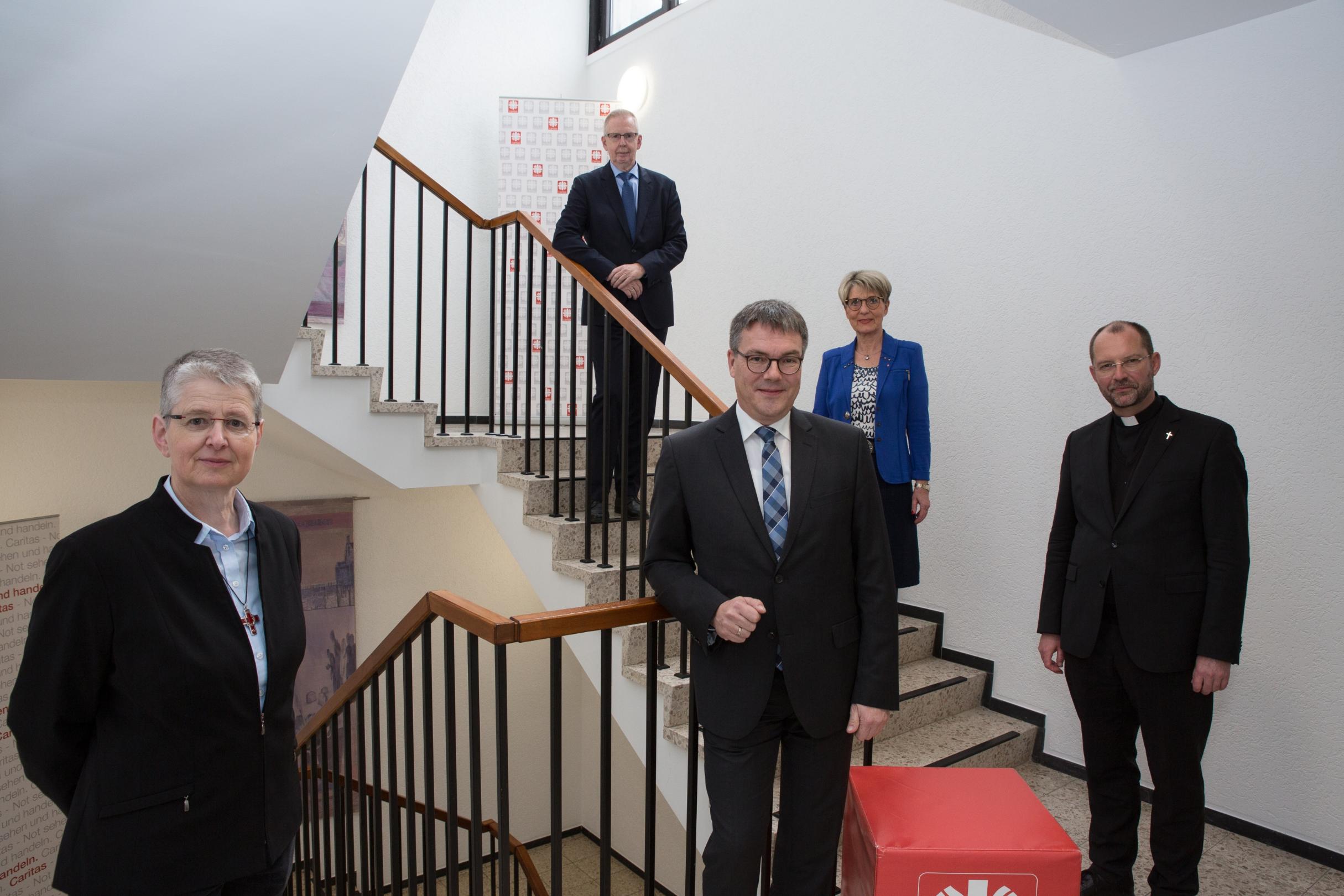 Der künftige Diözesancaritasdirektor im Bistum Aachen Stephan Jentgens (M.) wurde im Haus der Caritas von der Zweiten Vorsitzenden des Diözesancaritasverbandes, Schwester Maria Ursula Schneider (l.), dem Aachener Generalvikar Dr. Andreas Frick (r.) sowie (im Hintergrund v.r.) von Vorstandsmitglied Monika Karim und dem scheidenden Diözesancaritasdirektor Burkard Schröders vorgestellt. Nicht auf dem Foto ist das Vorstandsmitglied Hans Mülders.