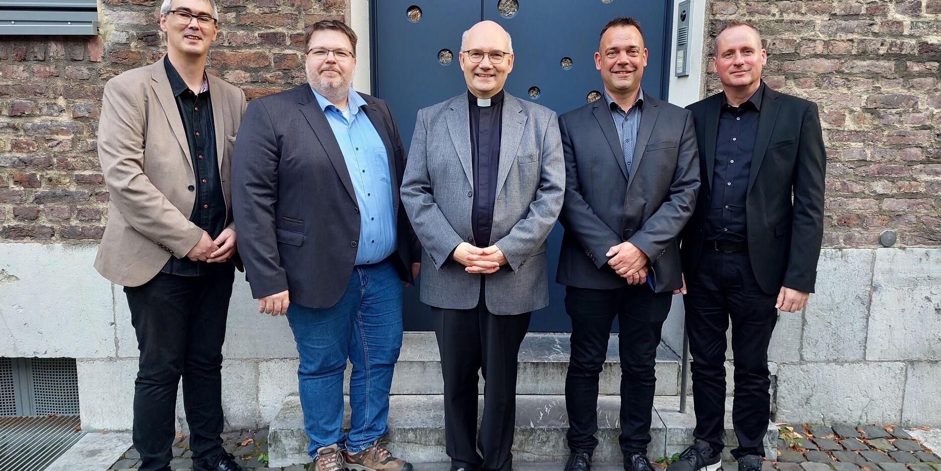 Bischof Dr. Helmut Dieser (Mitte) weiht Michael Bredohl, Heinz Richard Cremer, Stefan Jochems und Arno Zweden am Samstag, 25. November, um 9.30 Uhr im Aachener Dom
