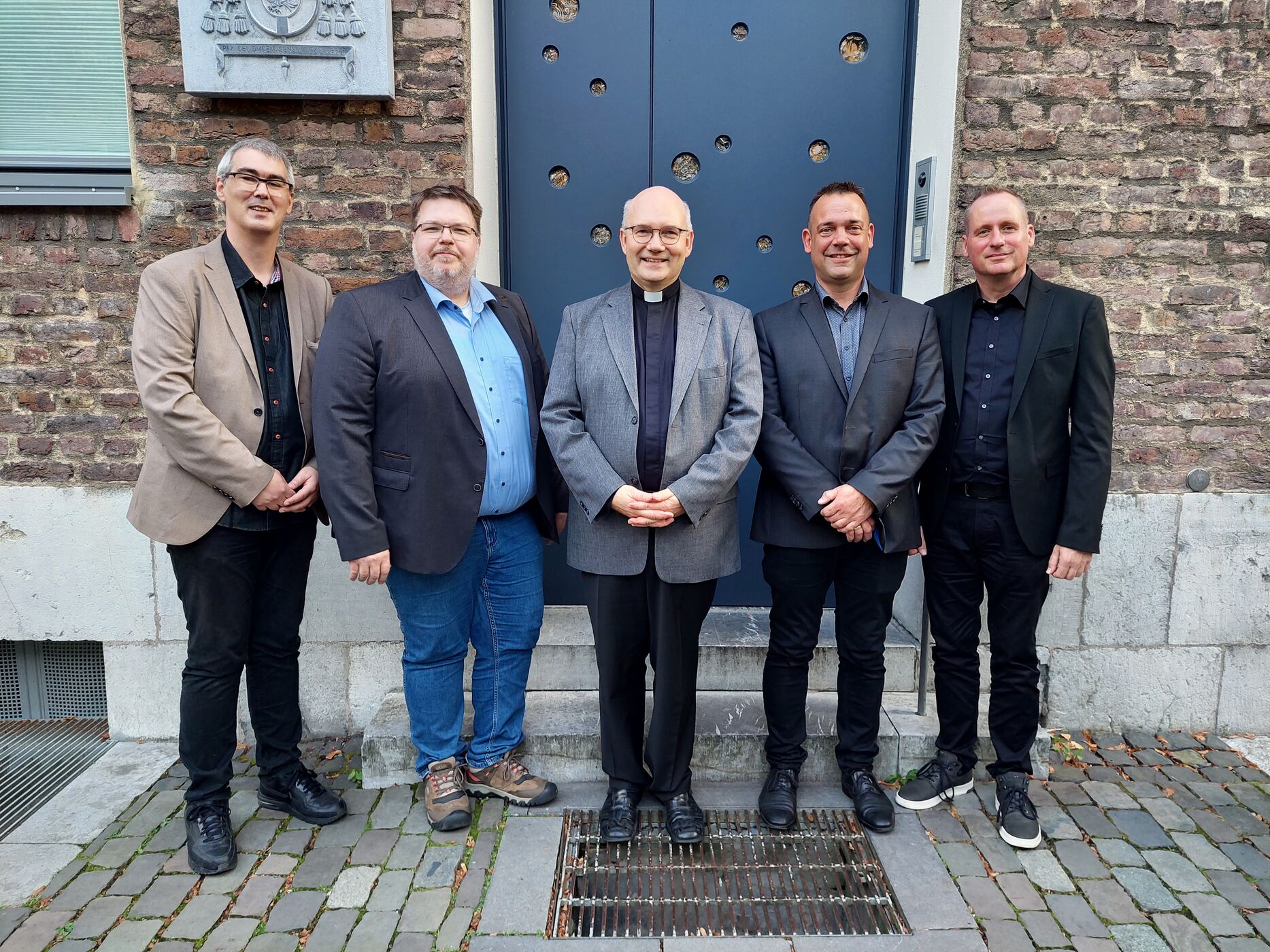 Bischof Dr. Helmut Dieser (Mitte) weiht Michael Bredohl, Heinz Richard Cremer, Stefan Jochems und Arno Zweden am Samstag, 25. November, um 9.30 Uhr im Aachener Dom (c) Bistum Aachen