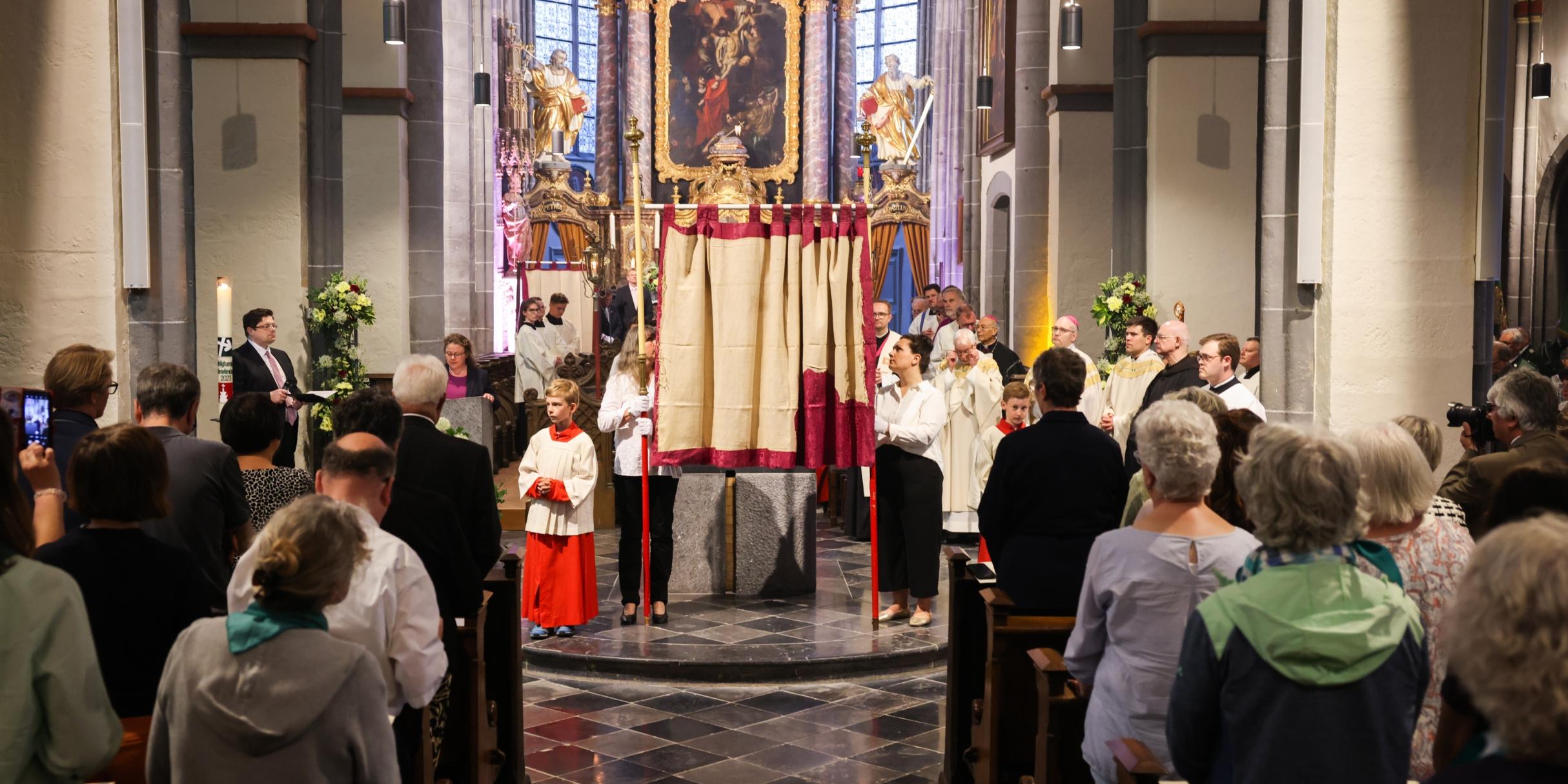 Heiligtumsfahrt Kornelimünster - Zeigung der Heiligtümer