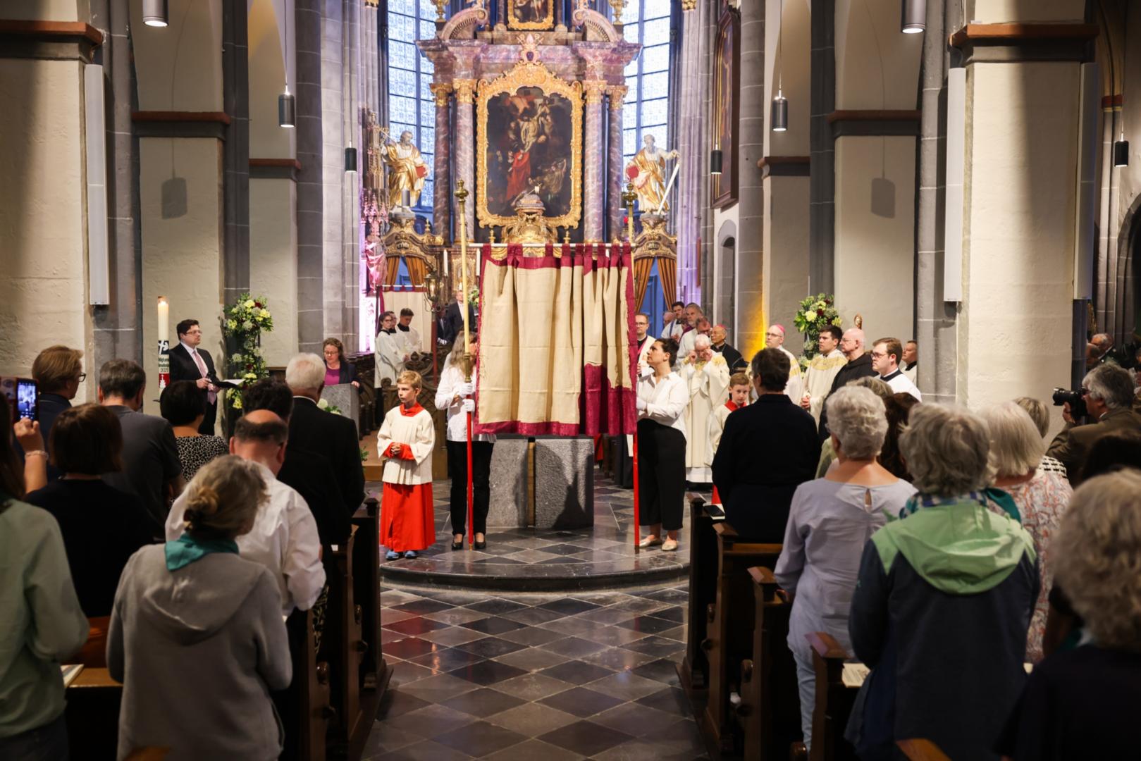 Heiligtumsfahrt Kornelimünster - Zeigung der Heiligtümer (c) Andreas Steindl