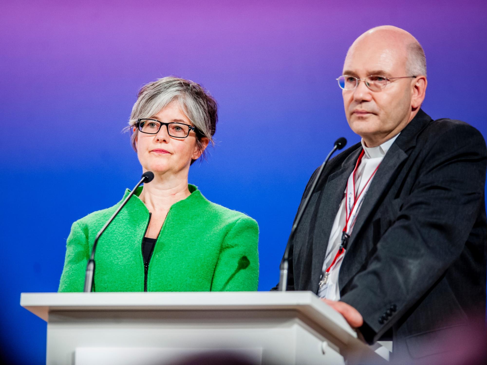 Birgit Mock und Bischof Dr. Helmut Dieser