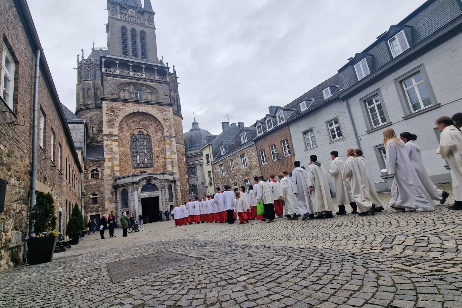 Einzug  der Ministrantinnen und Ministranten in den Aachener Dom