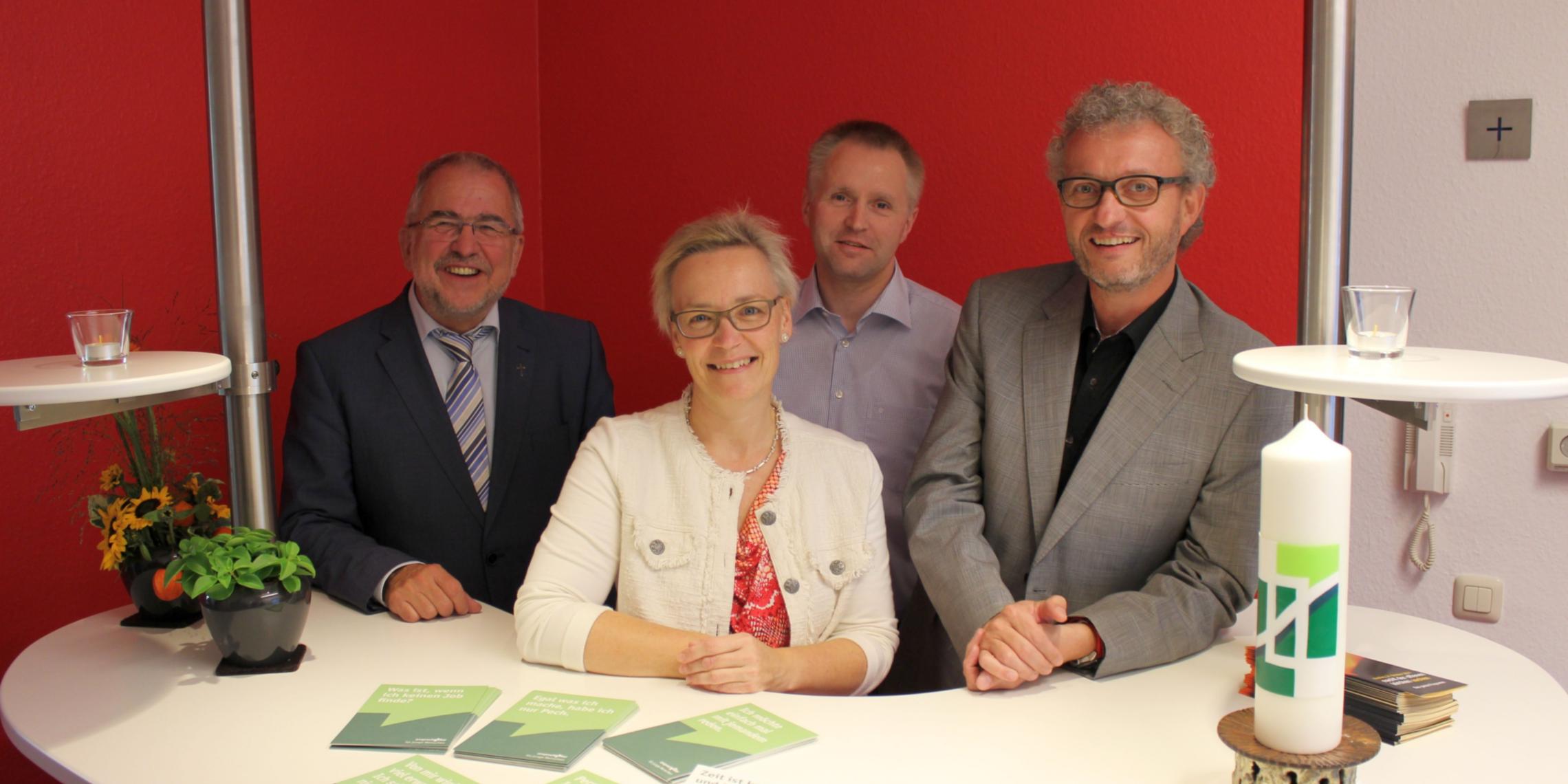 Am 1. Oktober 2014 ist die „ansprechBar” mit Pfarrer Hans-Georg Schornstein (l.) an den Start gegangen. Mit dabei waren auch: Klaus Szudra, Andrea Kett und Dr. Manfred Körber.
