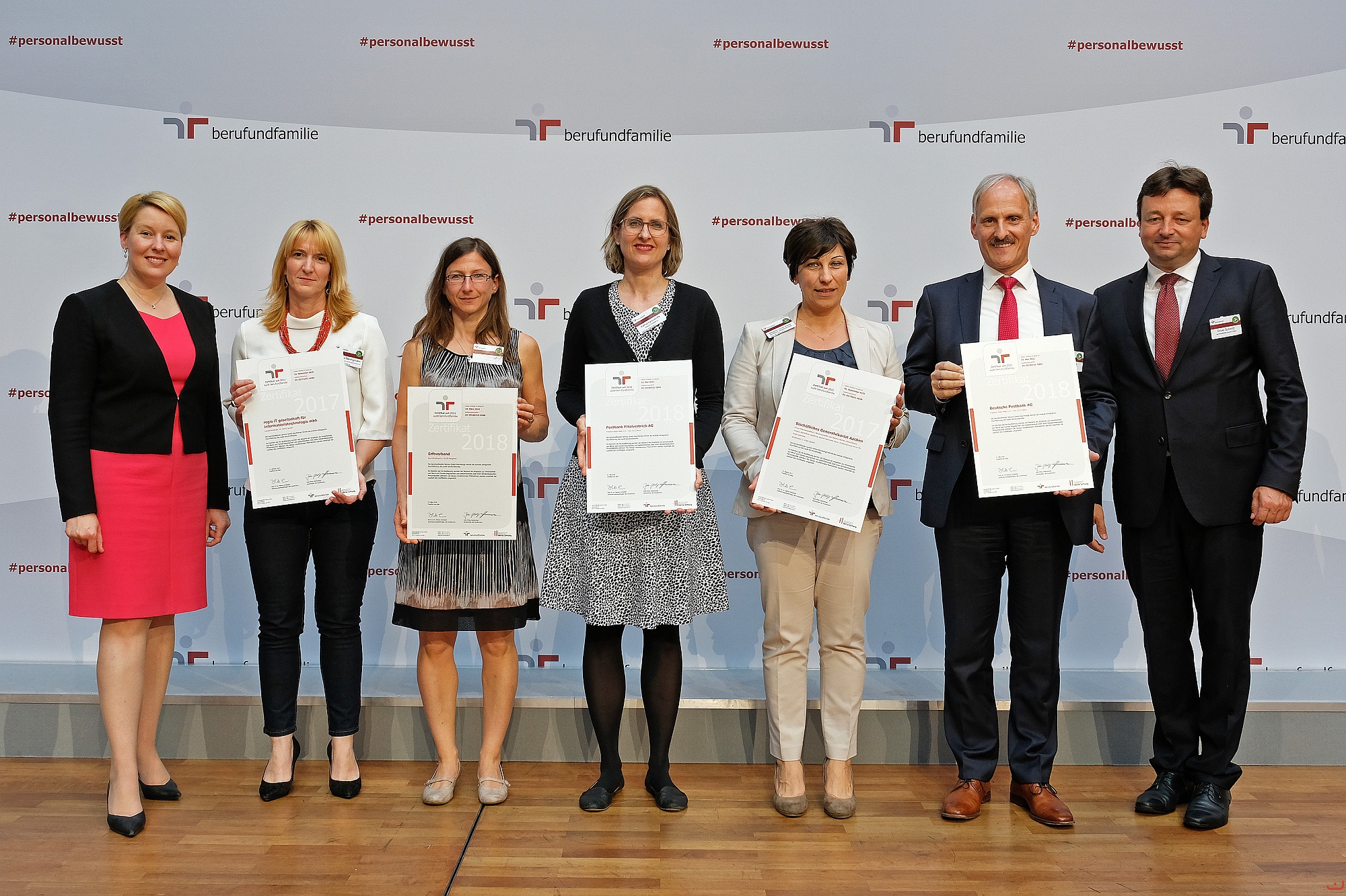Zusammen mit weiteren Unternehmen, Institutionen und Hochschulen wurde das Bischöfliche Generalvikariat mit seinen bischöflichen Einrichtungen zertifiziert. Margherita Onorato-Simonis (3.v.r.) nahm die Auszeichnung von Bundesfamilienministerin Dr. Franziska Giffey (1.v.l.) entgegen.