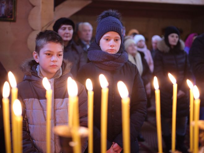 Maxim und seine Schwester Tetjana in der Messe in Kolomya, Ukraine, im Februar 2020. Das Foto entstand bei den Dreharbeiten für die Aktion Dreikönigssingen 2021