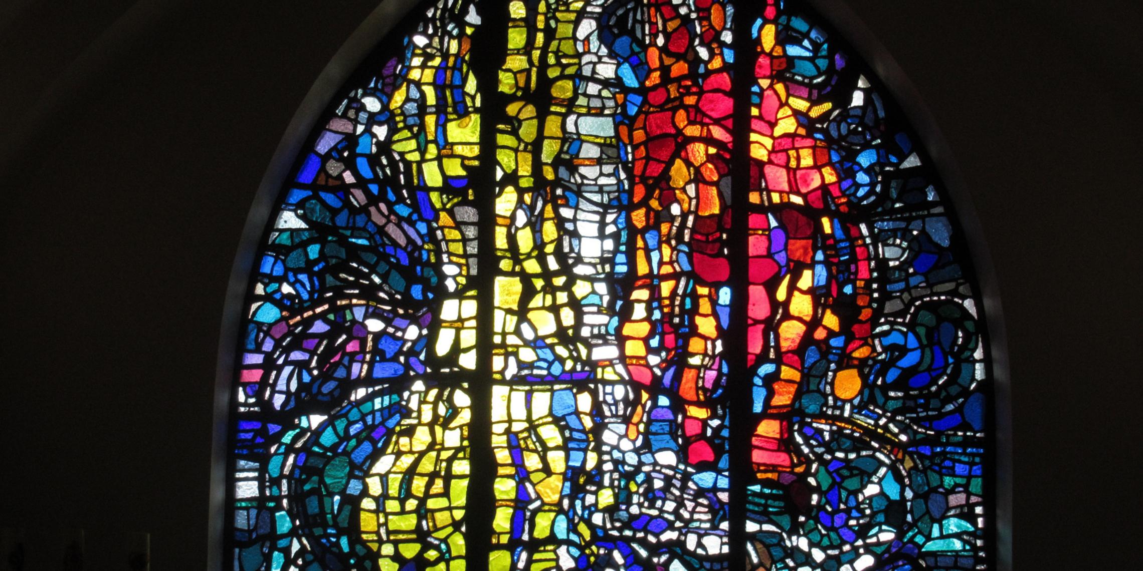 Glasfenster in der Unterkirche des Mutterhauses der Steyler Missionare in Steyl, Niederlande. Entwurf: Will Horsten