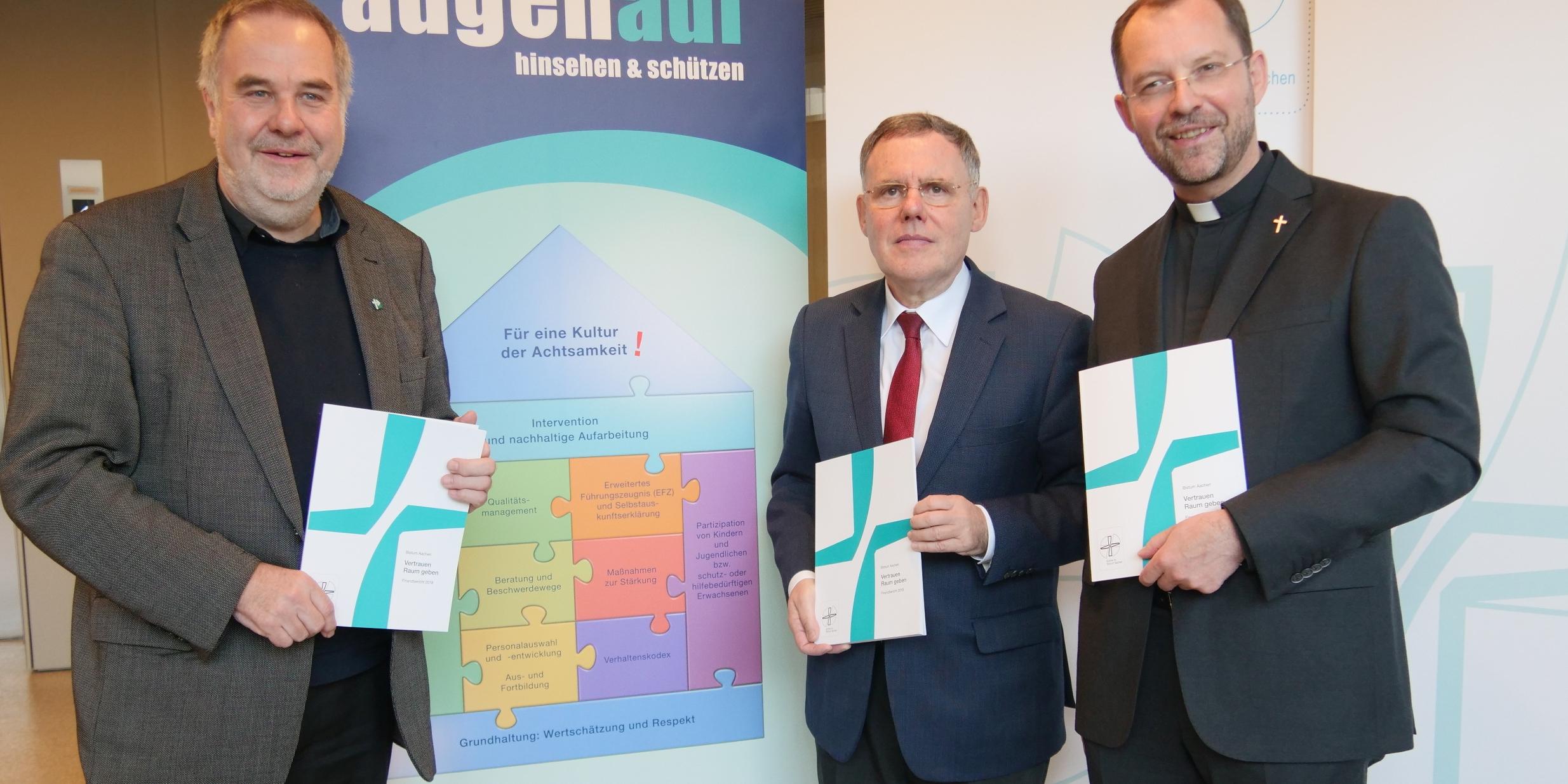 Stellten den Finanzbericht 2018 für das Bistum Aachen und das Domkapitel Aachen vor: Dompropst Rolf-Peter Cremer (v.l.), Finanzdirektor Joachim Eich und Generalvikar Dr. Andreas Frick.