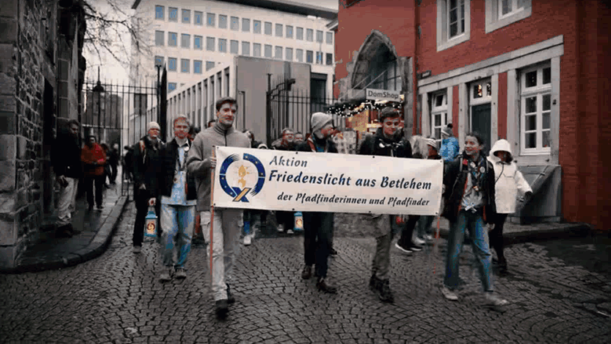 Das Friedenslicht wird in den Aachener Dom getragen