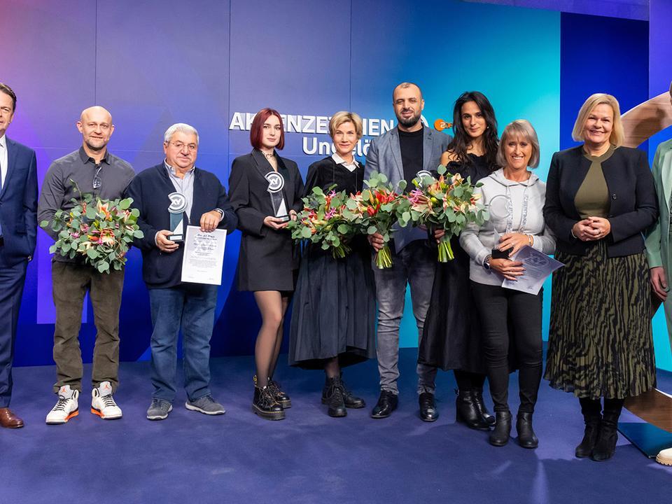 Klara Cujé (3.v.r.) ist mit dem XY-Preis 2023 des ZDF ausgezeichnet worden. (c) ZDF/Jule Roehr