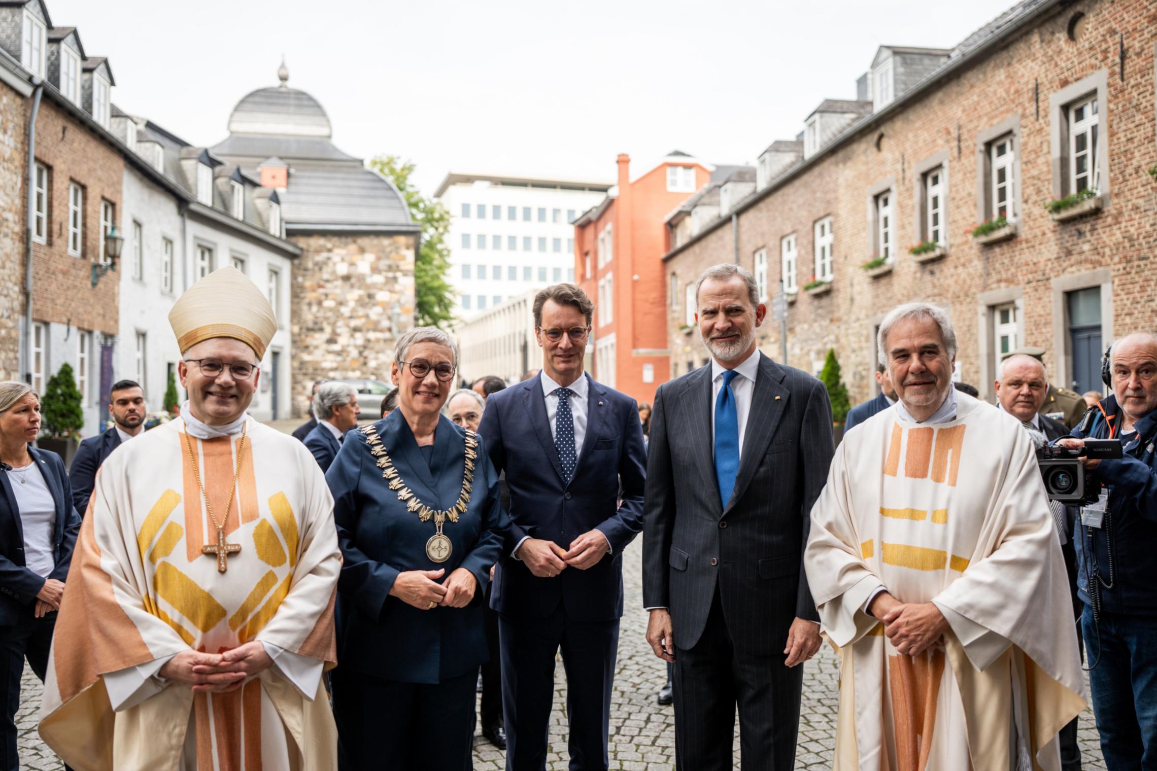 Bischof Helmut Dieser, Oberbürgermeisterin Sibylle Keupen, Ministerpräsident des Landes Nordrhein-Westfalen Hendrik Wüst, König Felipe VI. von Spanien und Dompropst Rolf-Peter Cremer vor der Karlspreisverleihung.