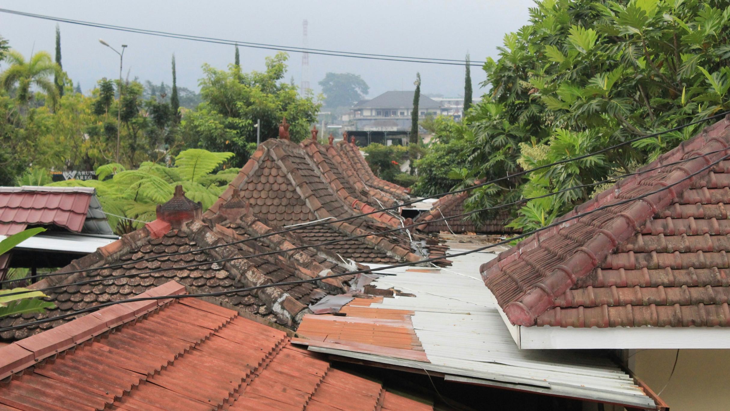 Zerstörte Dächer nach dem Erdbeben in Thailand und Myanmar