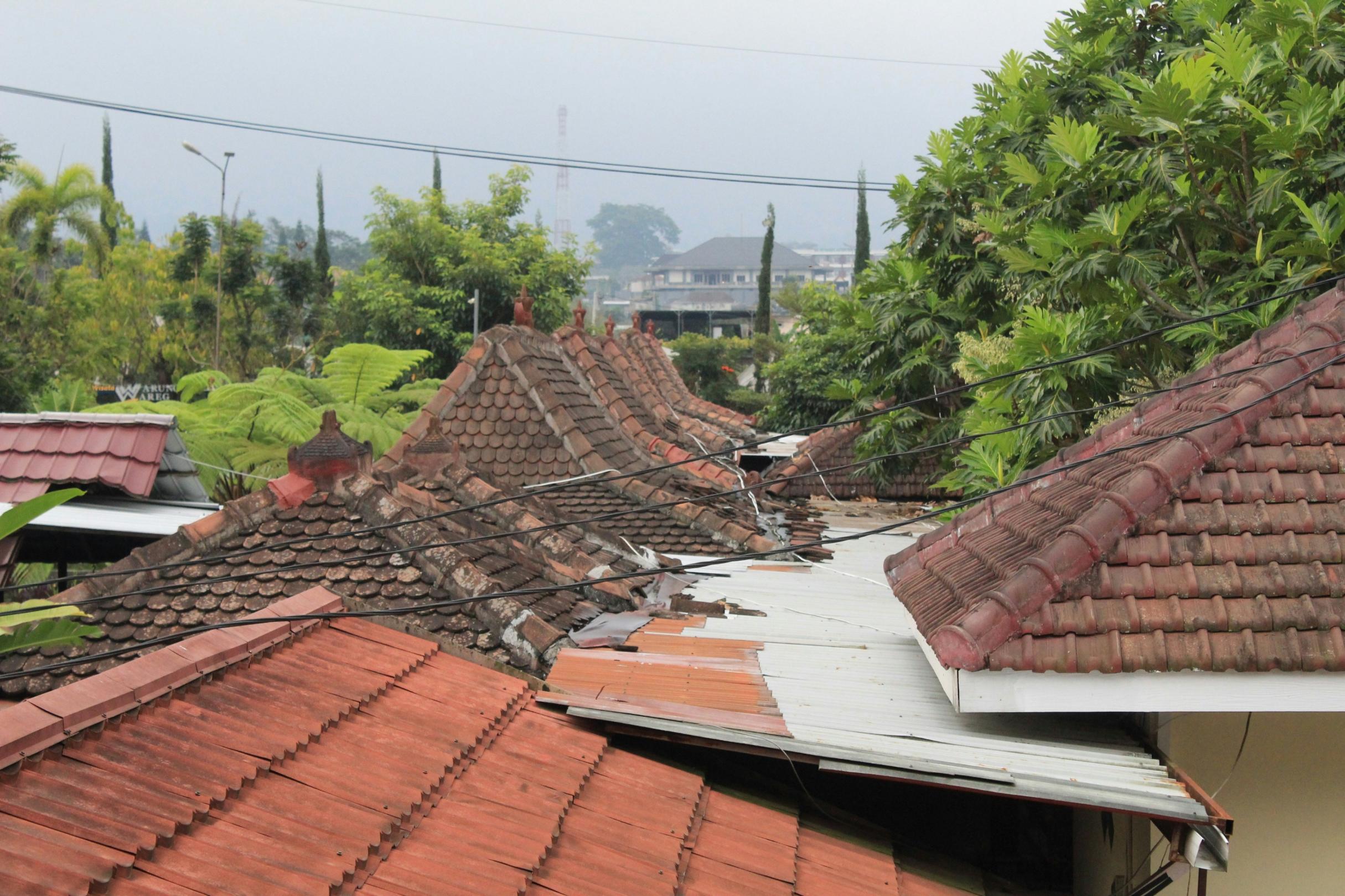 Zerstörte Dächer nach dem Erdbeben in Thailand und Myanmar