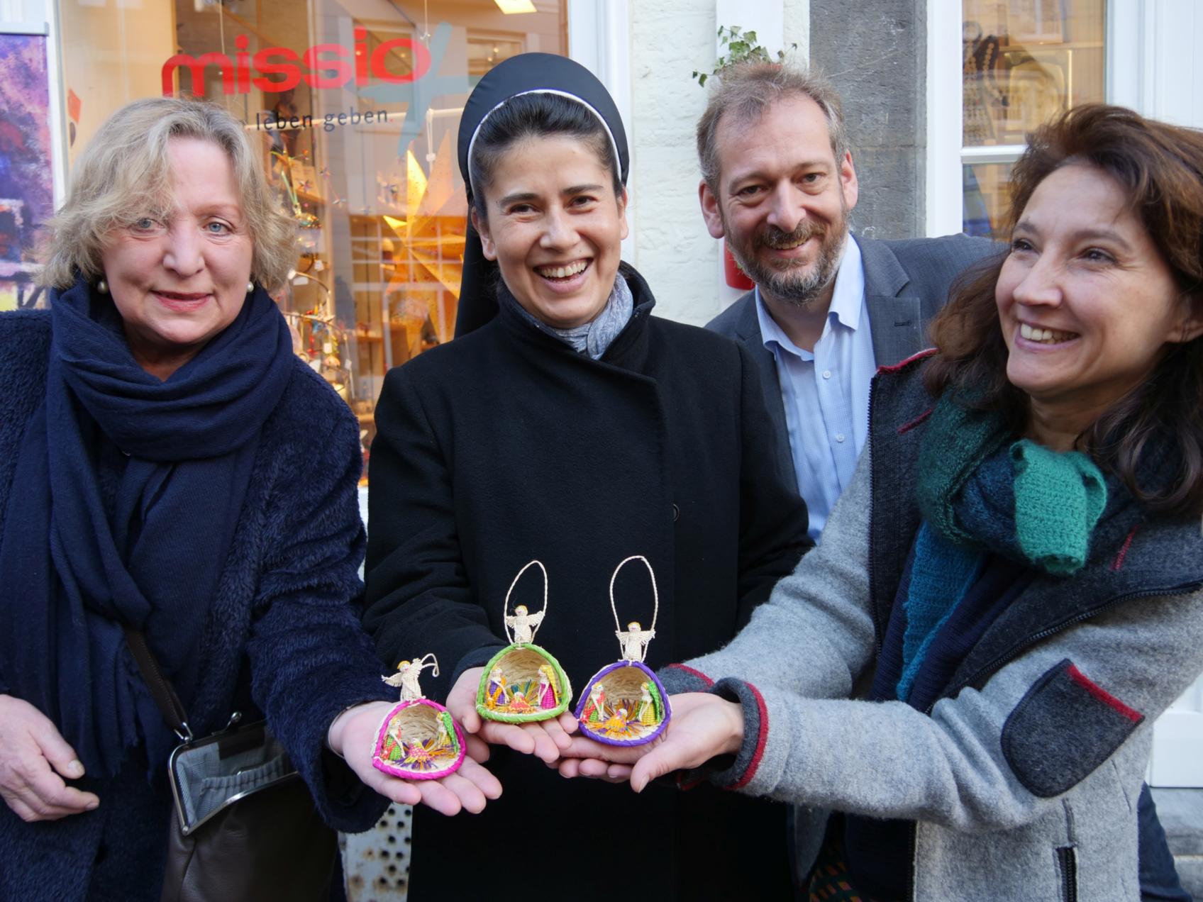 Eröffneten die Ausstellung: Bürgermeisterin Hilde Scheid (v.l.), Schwester Maria Angelica PIJ aus Kolumbien, Markus Offner, Diözesandirektor für die päpstlichen Hilfswerke missio und Kindermissionswerk 'Die Sternsinger' im Bistum Aachen und Marie-Therese Jung, KfD-Diözesanvorsitzende Aachen (c) Bistum Aachen / Anja Klingbeil