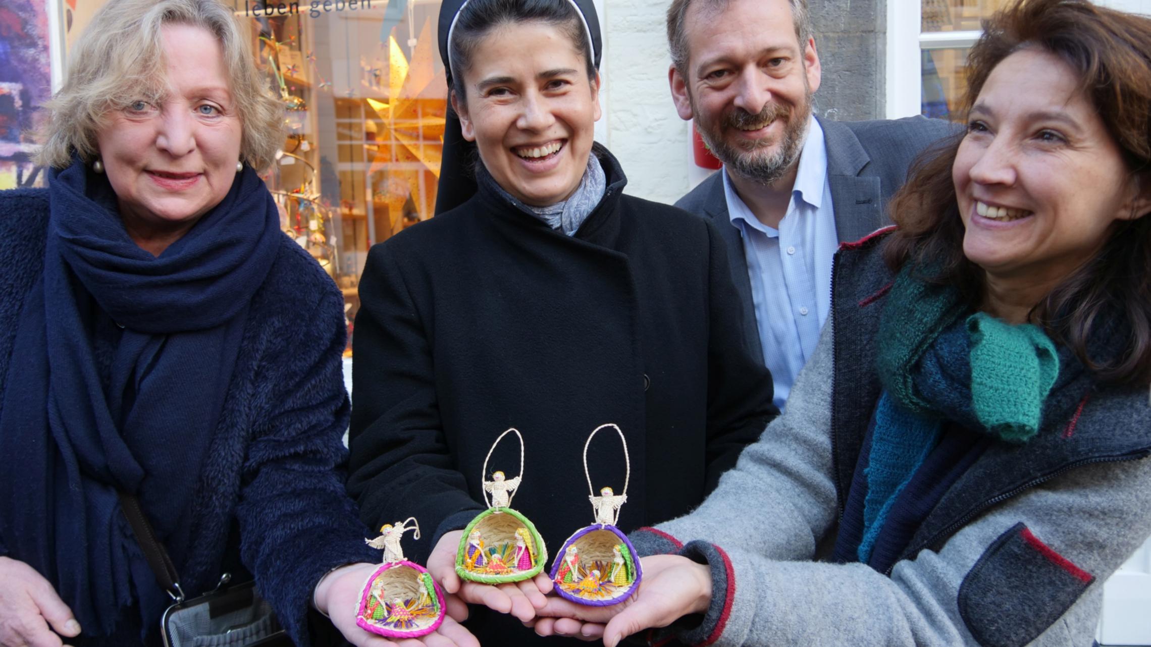 Eröffnet die Ausstellung: Bürgermeisterin Hilde Scheid (v.l.), Schwester Maria Angelica PIJ aus Kolumbien, Markus Offner, Diözesandirektor für die päpstlichen Hilfswerke missio und Kindermissionswerk 'Die Sternsinger' im Bistum Aachen und Marie-Therese Jung, KfD-Diözesanvorsitzende Aachen, sowie die Aachener Bürgermeisterin Hilde Scheidt.