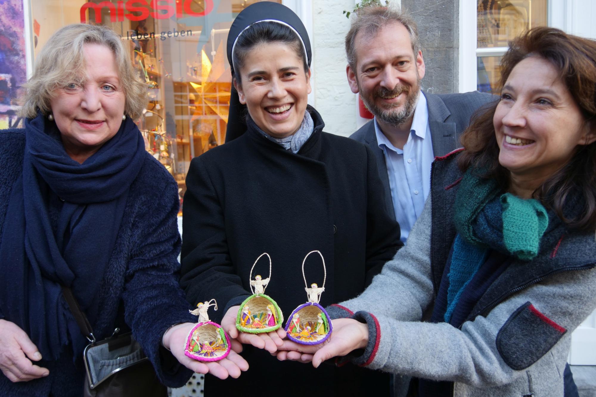 Eröffneten die Ausstellung: Bürgermeisterin Hilde Scheid (v.l.), Schwester Maria Angelica PIJ aus Kolumbien, Markus Offner, Diözesandirektor für die päpstlichen Hilfswerke missio und Kindermissionswerk 'Die Sternsinger' im Bistum Aachen und Marie-Therese Jung, KfD-Diözesanvorsitzende Aachen