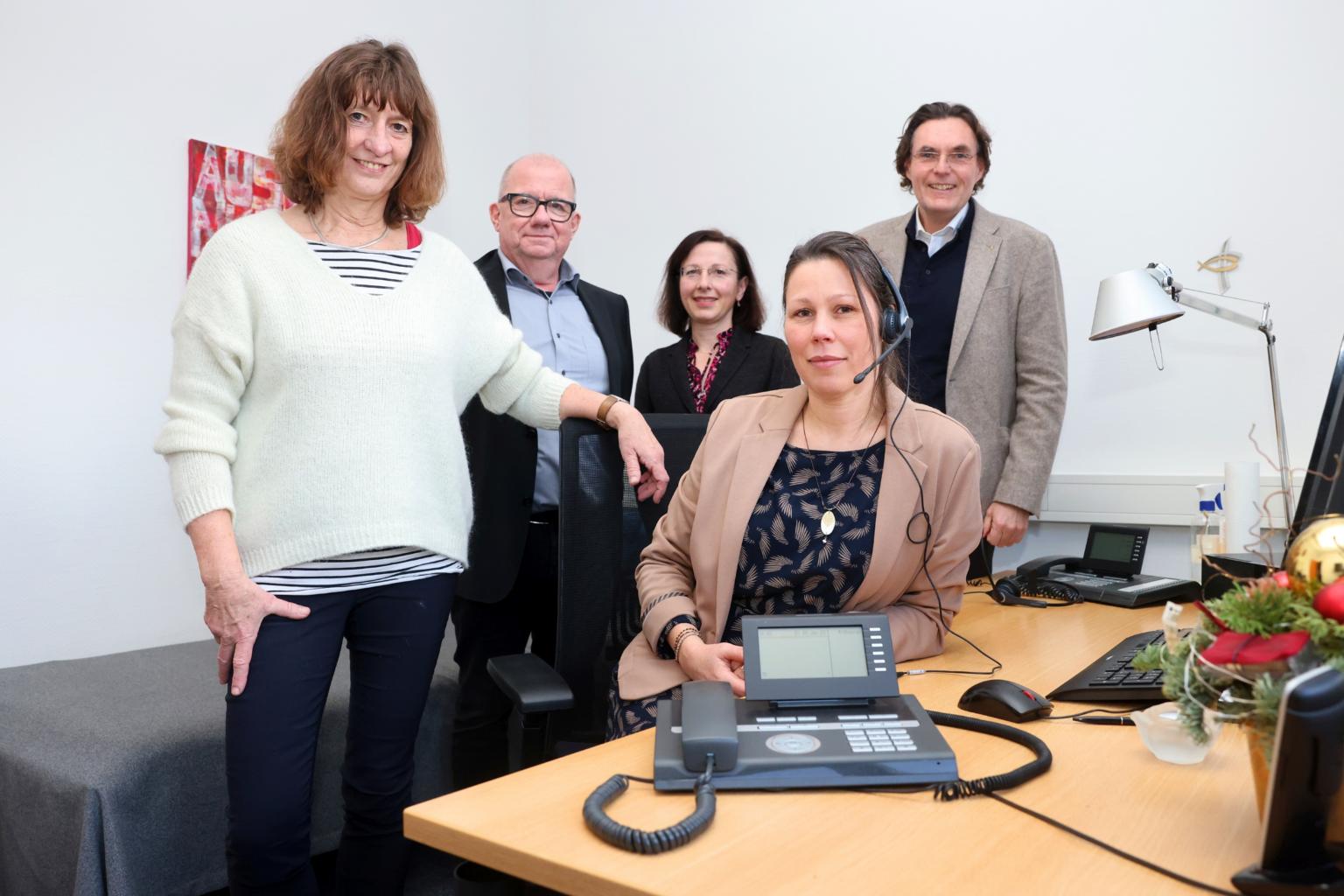 Viele Anrufer sind einsam oder haben Angst vor dem Krieg: Für sie immer ein offenes Ohr hat das Team der Telefonseelsorge um Leiter Frank Ertel (2.v.l.) und den Telefonseelsorgerinnen Martina, Hülya und Nicole (v.l.). Sie alle konnten sich über eine Spende der Sparkasse Aachen freuen, die Vorstandsvorsitzender Norbert Laufs (r.) mitbrachte. (c) Bistum Aachen / Andreas Steindl