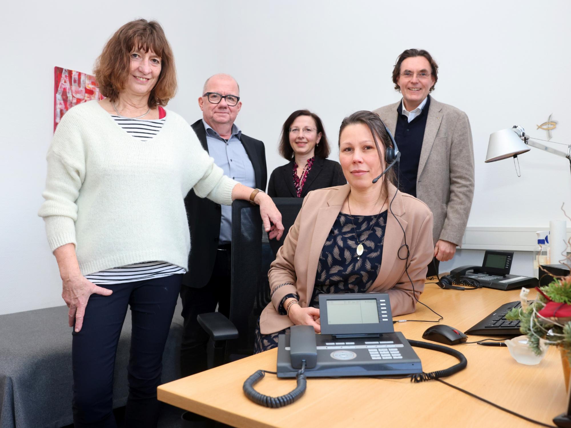 Viele Anrufer sind einsam oder haben Angst vor dem Krieg: Für sie immer ein offenes Ohr hat das Team der Telefonseelsorge um Leiter Frank Ertel (2.v.l.) und den Telefonseelsorgerinnen Martina, Hülya und Nicole (v.l.). Sie alle konnten sich über eine Spende der Sparkasse Aachen freuen, die Vorstandsvorsitzender Norbert Laufs (r.) mitbrachte.