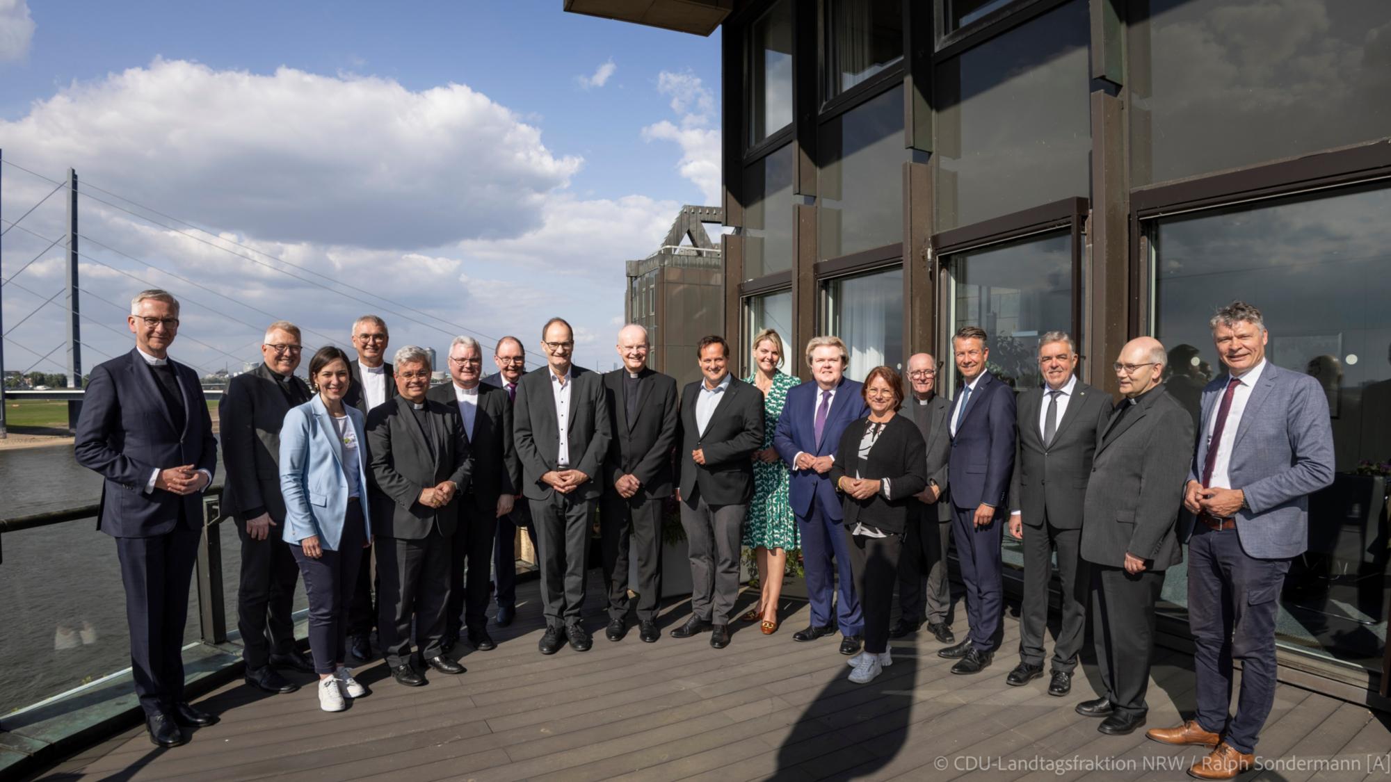 Die Bischöfe und Generalvikare der (Erz-)Bistümer in Nordrhein-Westfalen sind auf Vermittlung des Katholischen Büros NRW zu einem Austausch über (kirchen-)politische Frage im Düsseldorfer Landtag zusammengekommen. Unter den Kirchenvertretern war auch Münsters Diözesanadministrator Dr. Antonius Hamers, der gleichzeitig Leiter des Katholischen Büros ist.