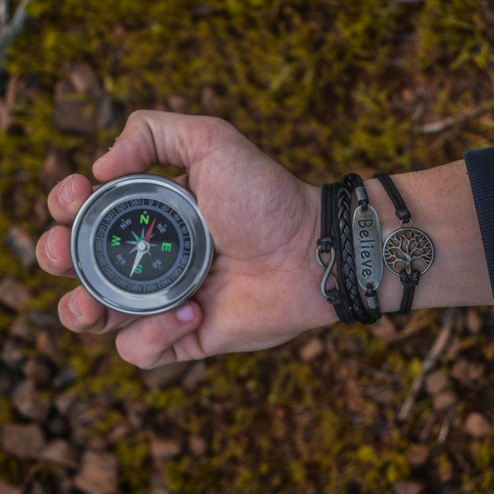 Kompass in einer Hand (c) sami-boudjelti/unsplash Kompass in einer Hand