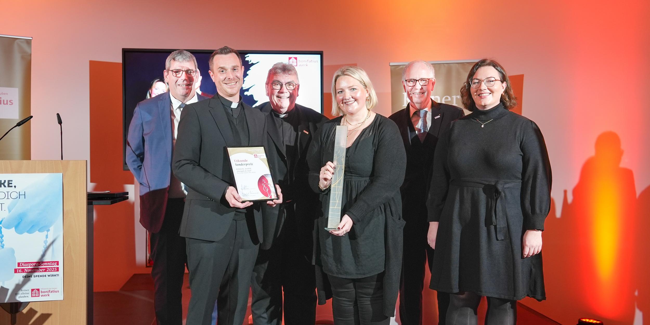Gewinnerbild: (Von links): Bonifatiuswerk-Geschäftsführer Ingo Imenkämper, Pfarrer David Grüntjens, Bonifatiuswerk-Generalsekretär Msgr. Georg Austen, Michelle Engel, Bonifatiuswerk-Präsident ManfredMüller, Journalistin und Jurymitglied Daniela Ordowski.
