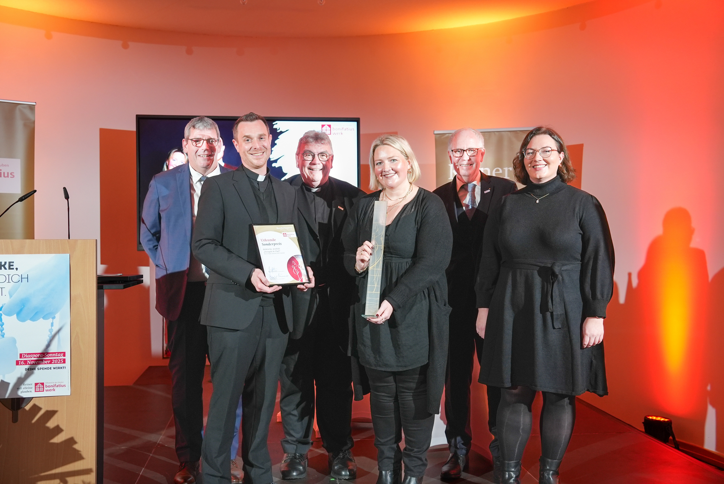 Gewinnerbild: (Von links): Bonifatiuswerk-Geschäftsführer Ingo Imenkämper, Pfarrer David Grüntjens, Bonifatiuswerk-Generalsekretär Msgr. Georg Austen, Michelle Engel, Bonifatiuswerk-Präsident ManfredMüller, Journalistin und Jurymitglied Daniela Ordowski.