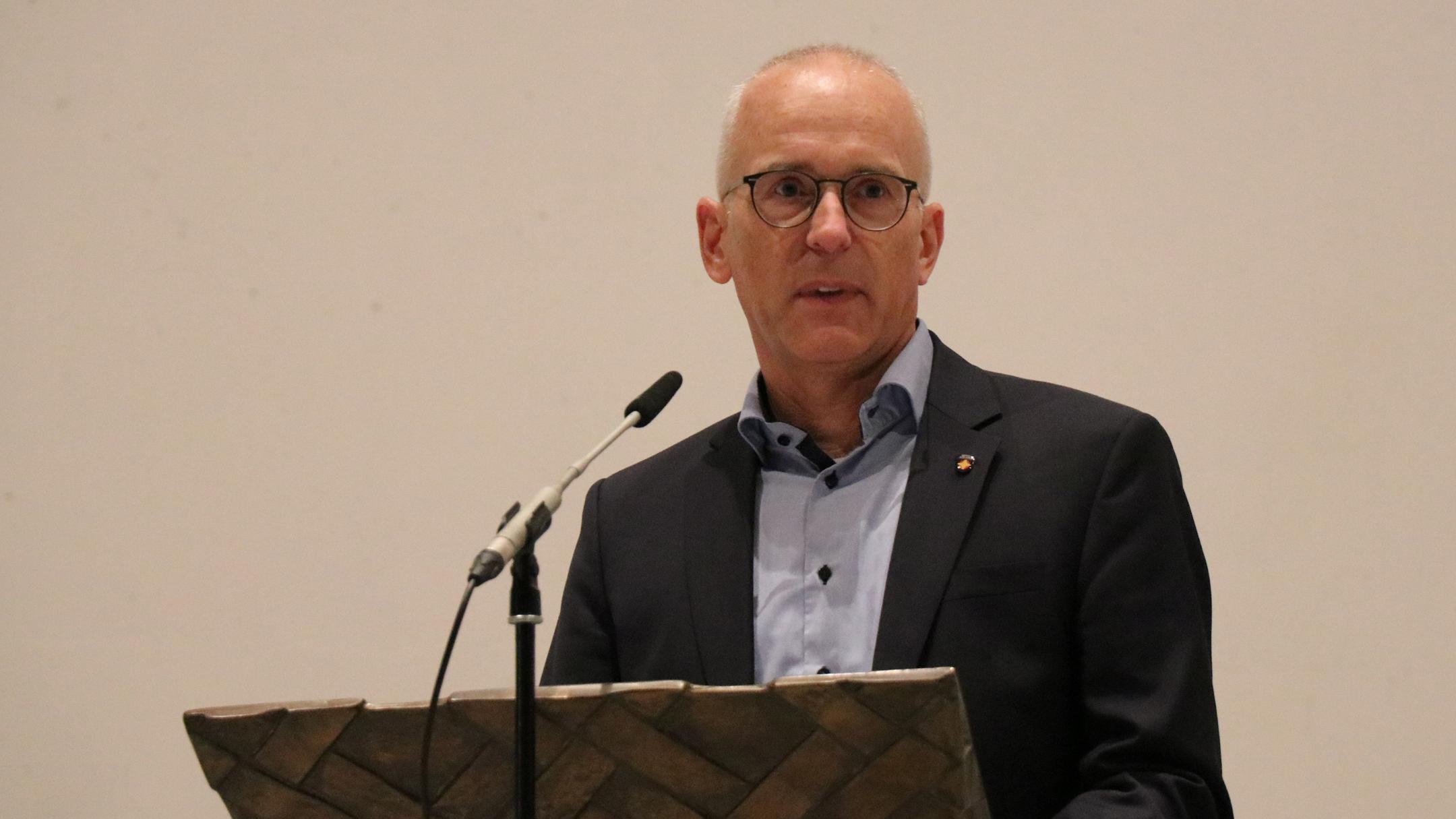 Thilo Esser hält die Predigt.