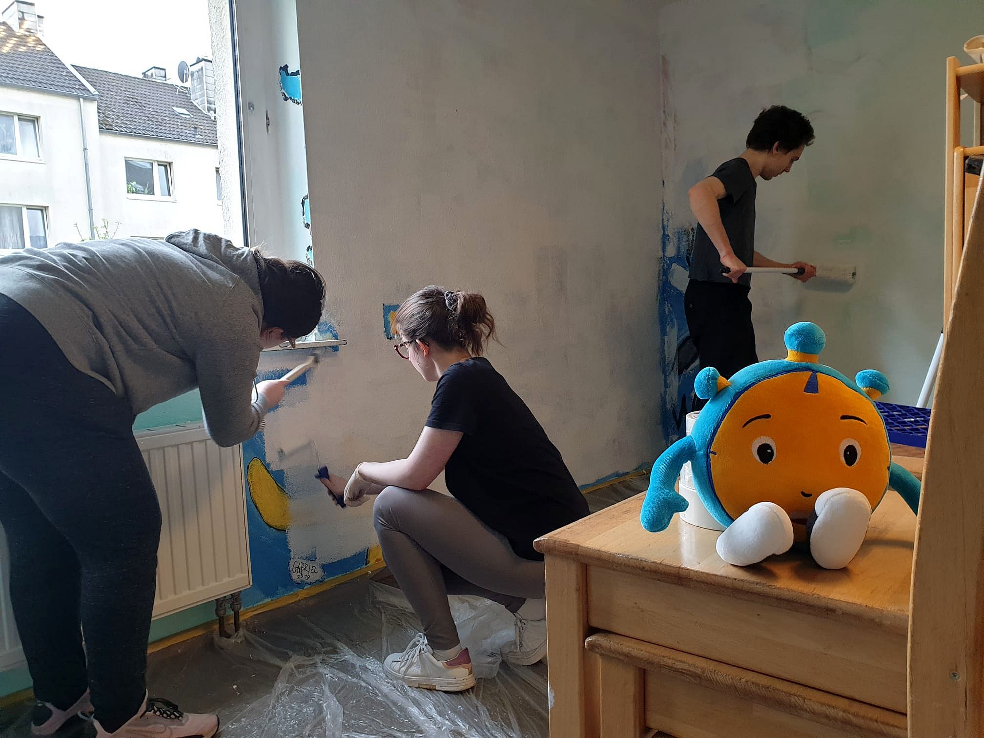 Studierende renovieren während der 72-Stunden-Aktion im Bistum Aachen die Kindertagesstätte RoKoKo in Aachen Rothe Erde