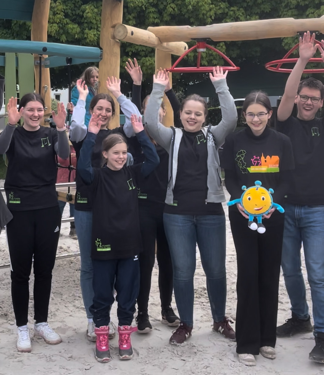 Die Bardenberger Messdiener richten im Rahmen der 72-Studen-Aktion im Bistum Aachen einen Spielplatz in Bardenberg wieder her.