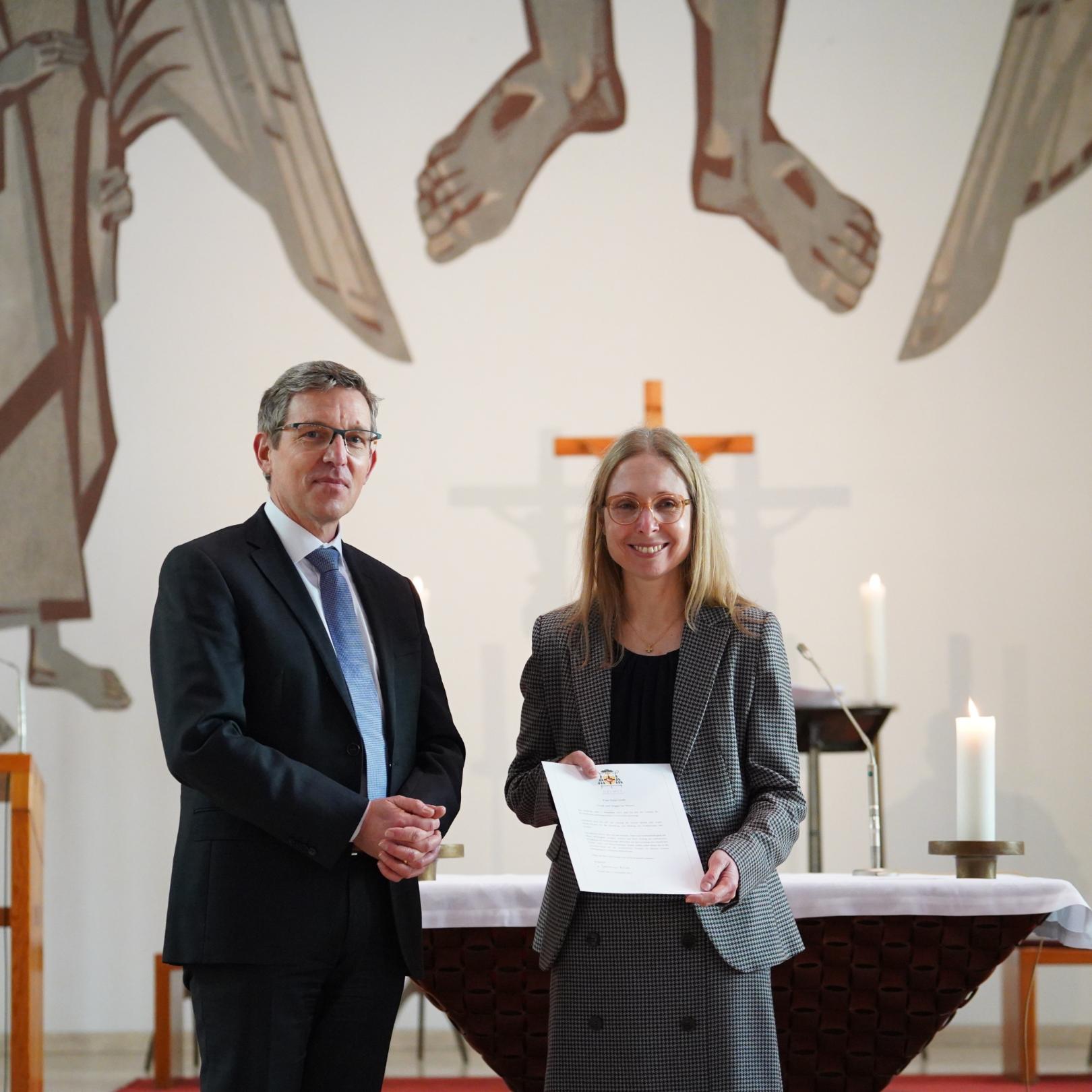 Anja Groth erhält Ernennungsurkunde zur Schulleiterin der Bischöflichen Liebfrauenschule Eschweiler