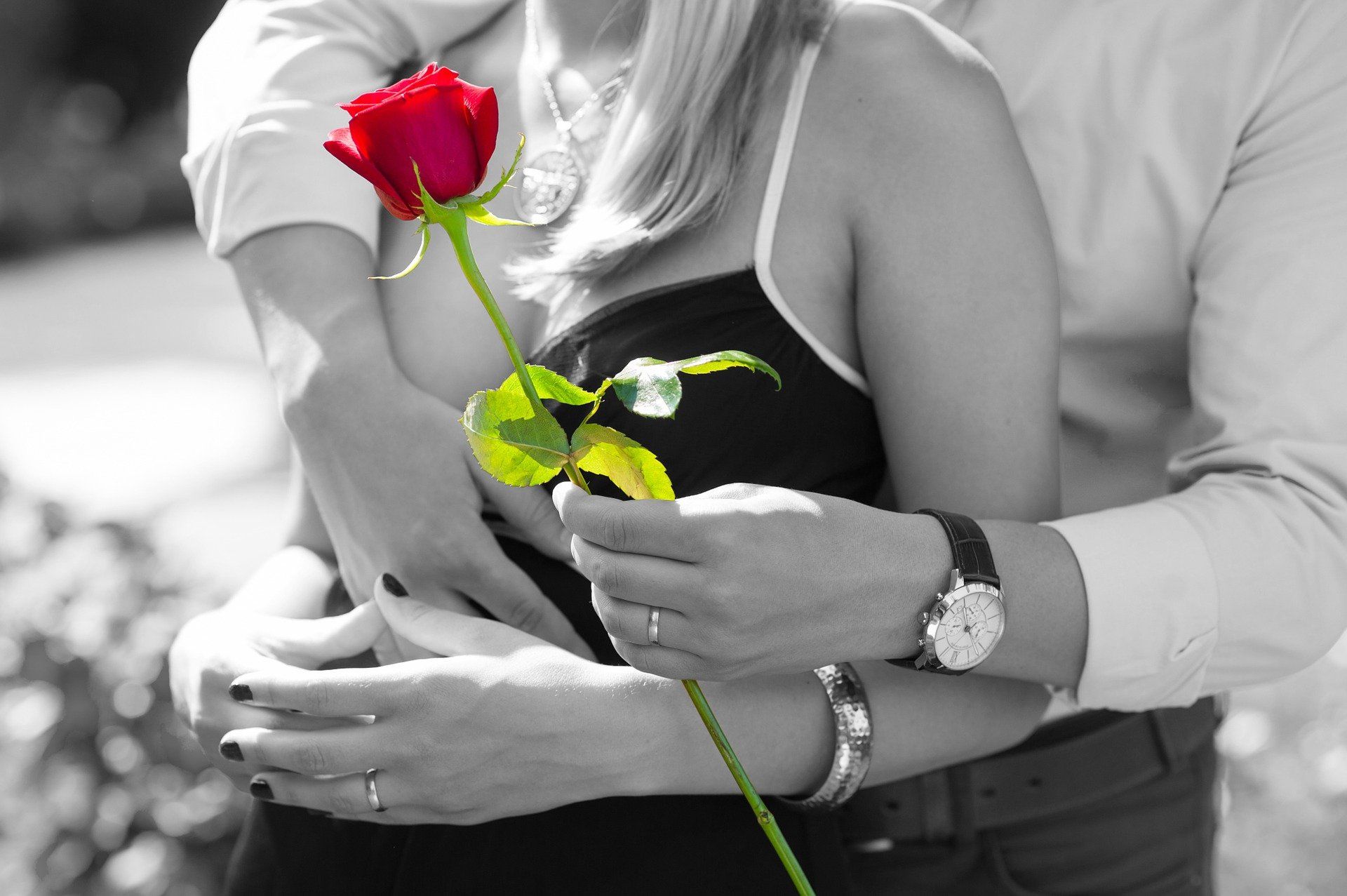 Paar mit roter Rose
