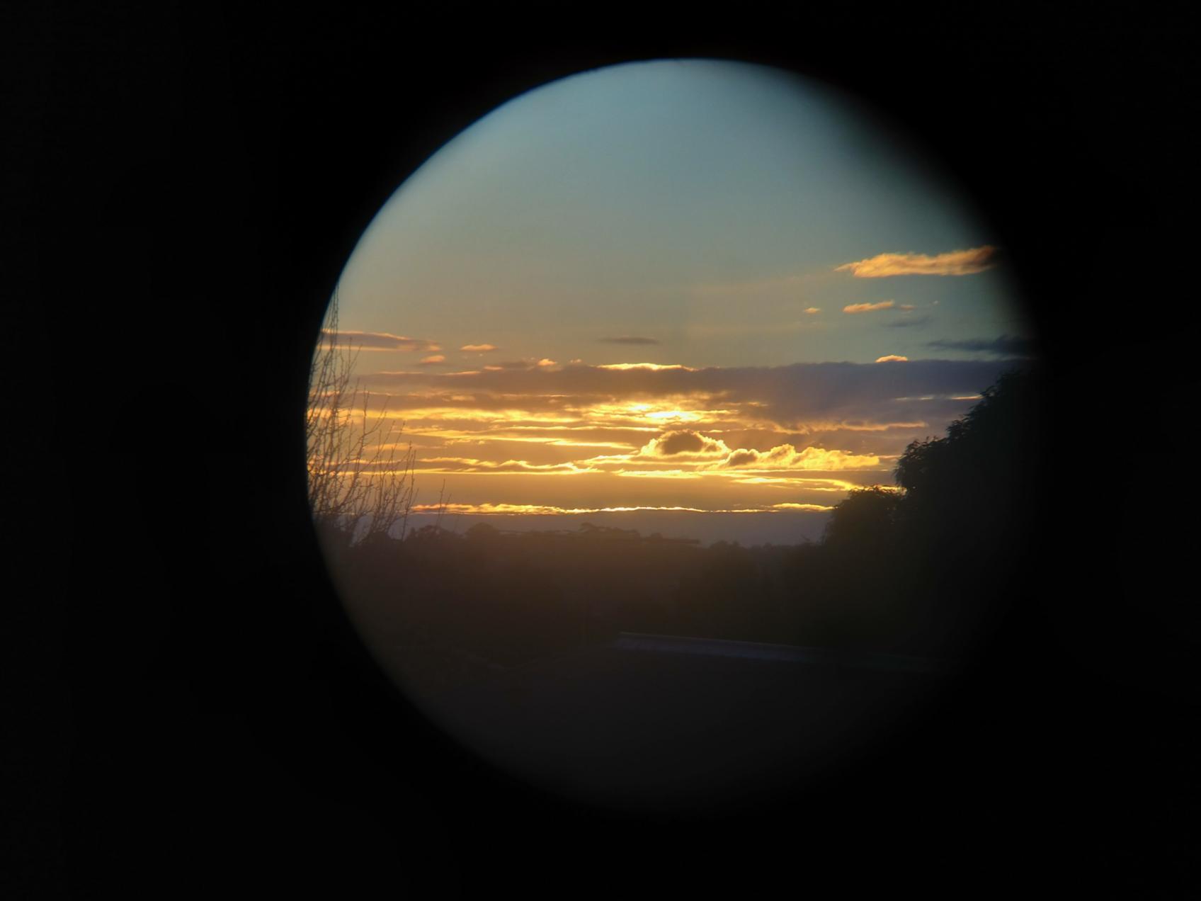 Sonnenaufgang durchs Teleskop gesehen (c) Photo by Arnold Zhou on Unsplash
