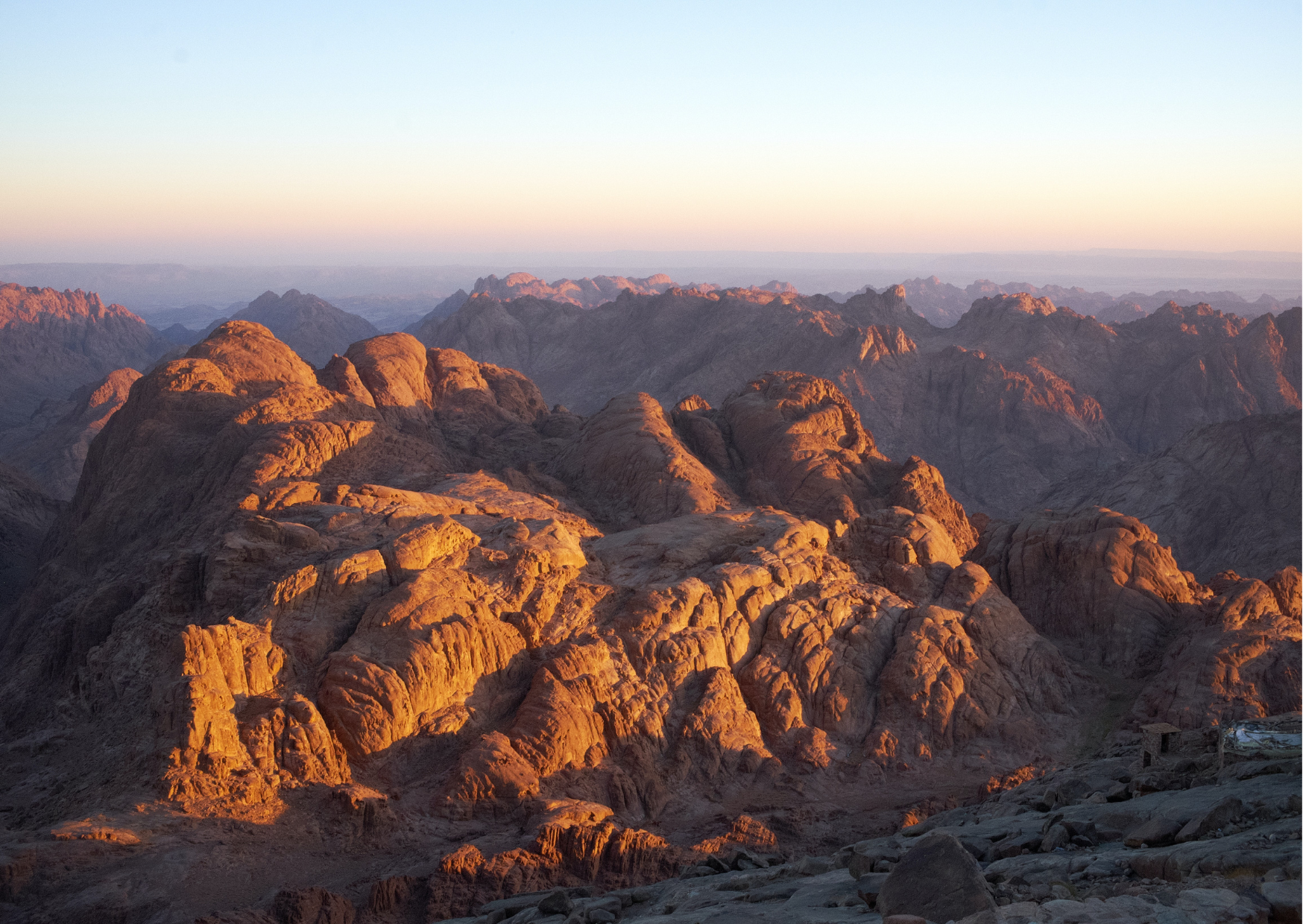 Sinai (c) Photo by Artem Labunsky on unsplash