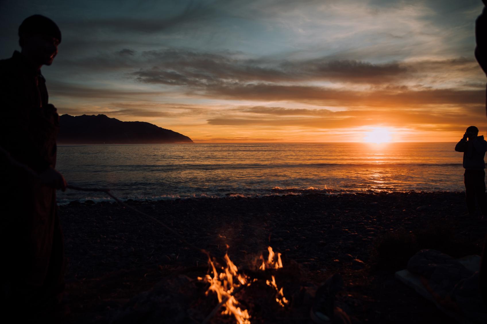Lagerfeuer am See (c) Photo by Tim Marshall on Unsplash
