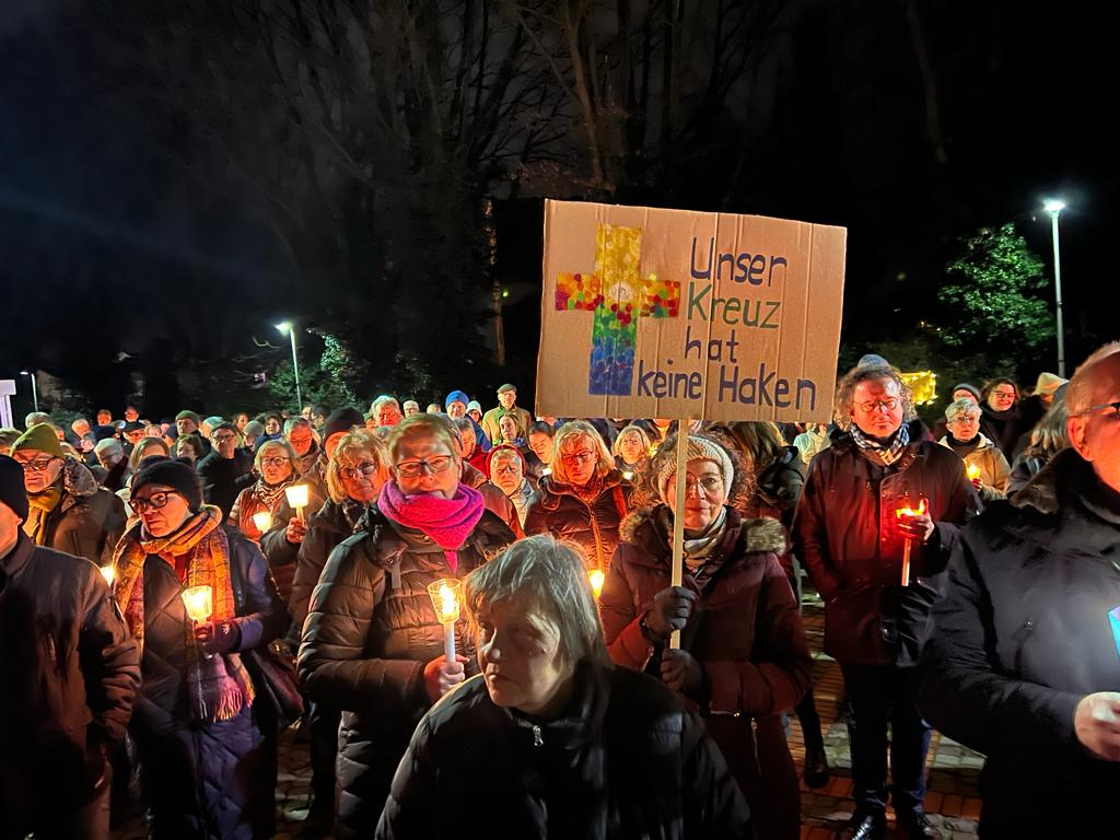 Mehr als 300 Menschen folgten der Einladung zu Gottesdienst und anschließender Lichterkette in Gangelt.