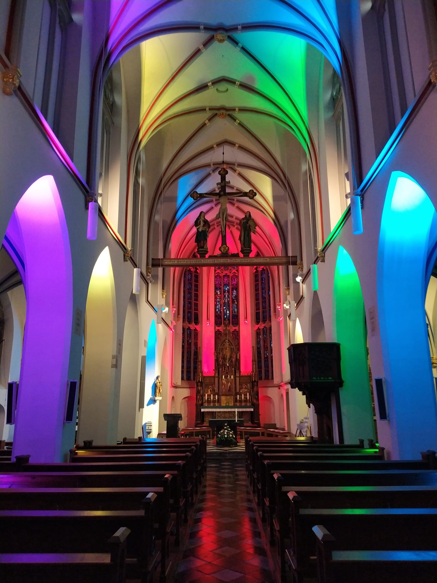 St. Nikolaus in Gangelt leuchtete in bunten Farben.