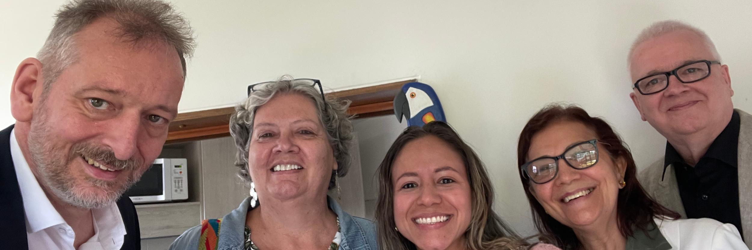 Unverhofftes Wiedersehen: Zufallsbegegnung mit Carolina Escalante aus Tibú und María del Oilar Gallo aus Cartagena, beide 2023 zu Besuch im Bistum Aachen